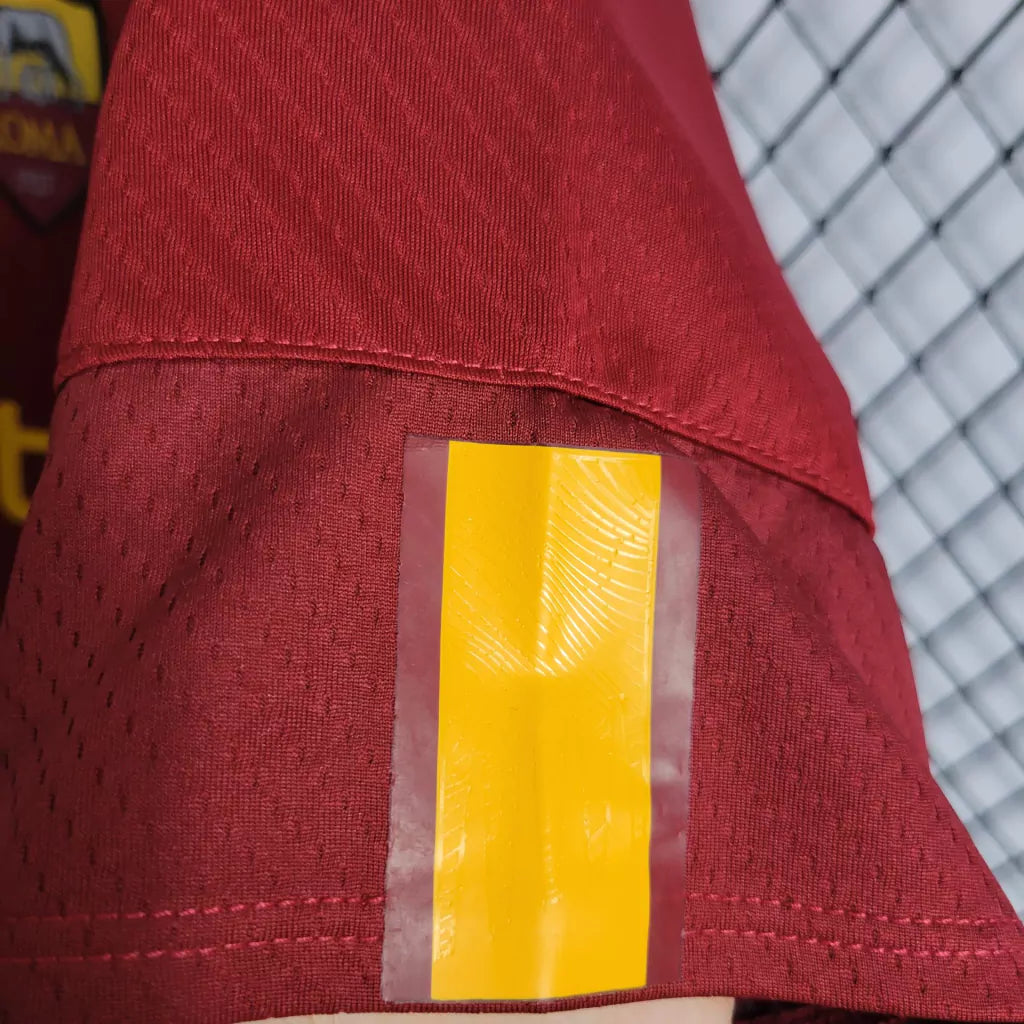 طقم نادي روما الأساسي لموسم 2022-2023