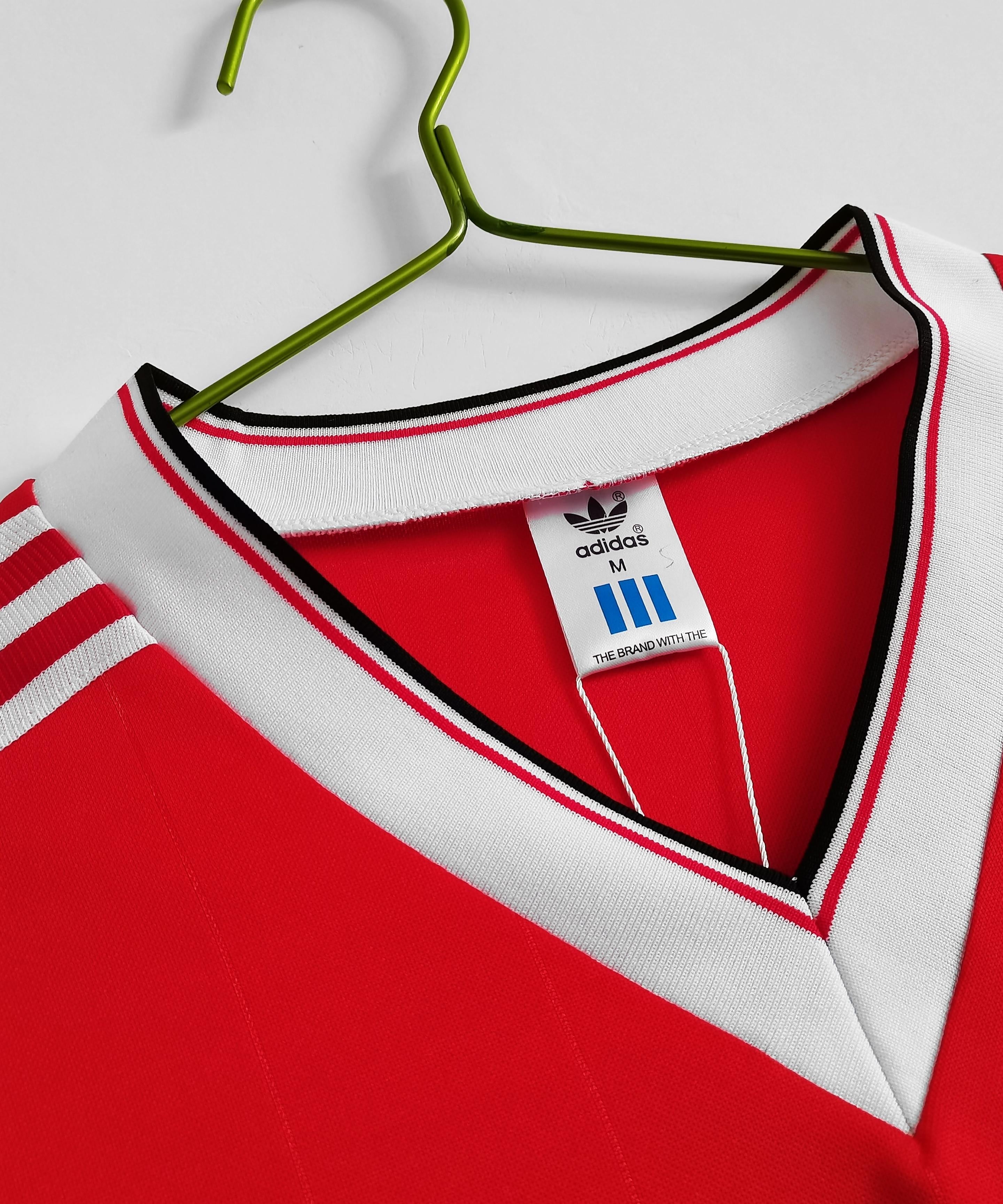 طقم مانشستر يونايتد الأساسي ذو الأكمام الطويلة لموسم 1986-1987