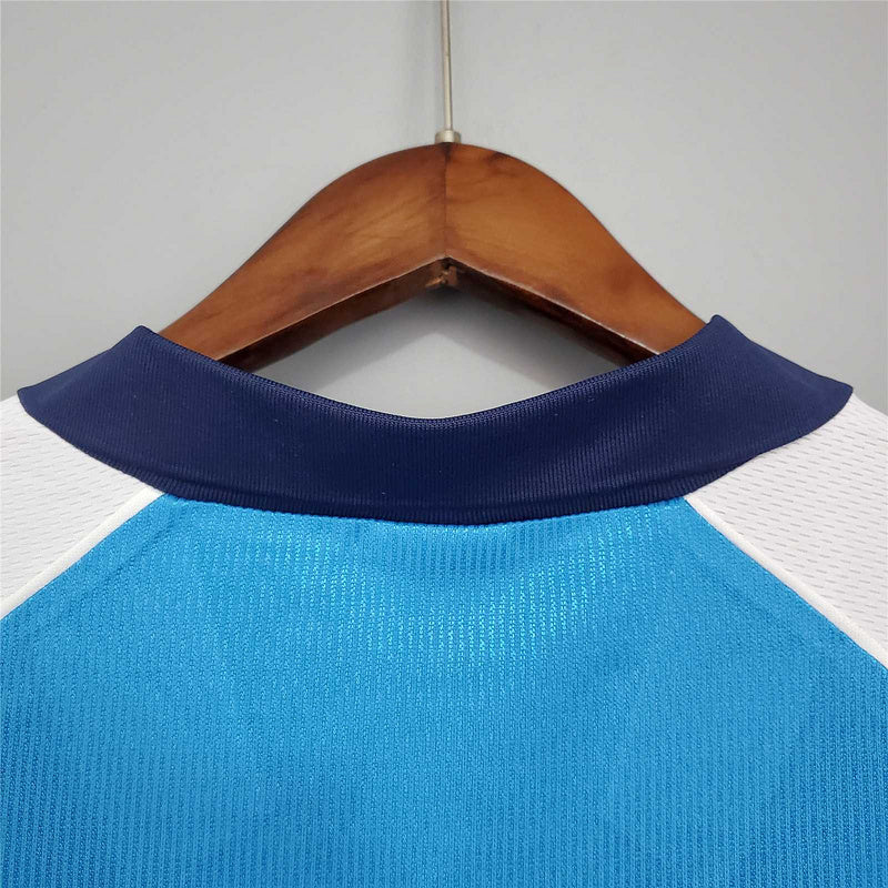 طقم مانشستر سيتي الأساسي لموسم 99-01 بتصميم كلاسيكي