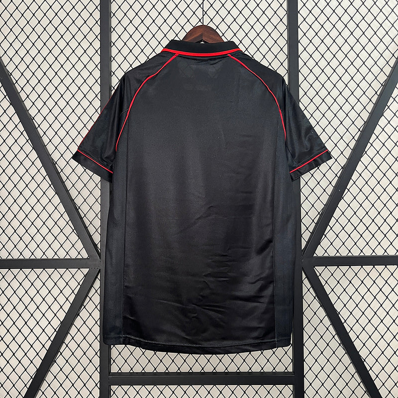 طقم ميلان الأساسي لموسم 98-99 بتصميم كلاسيكي