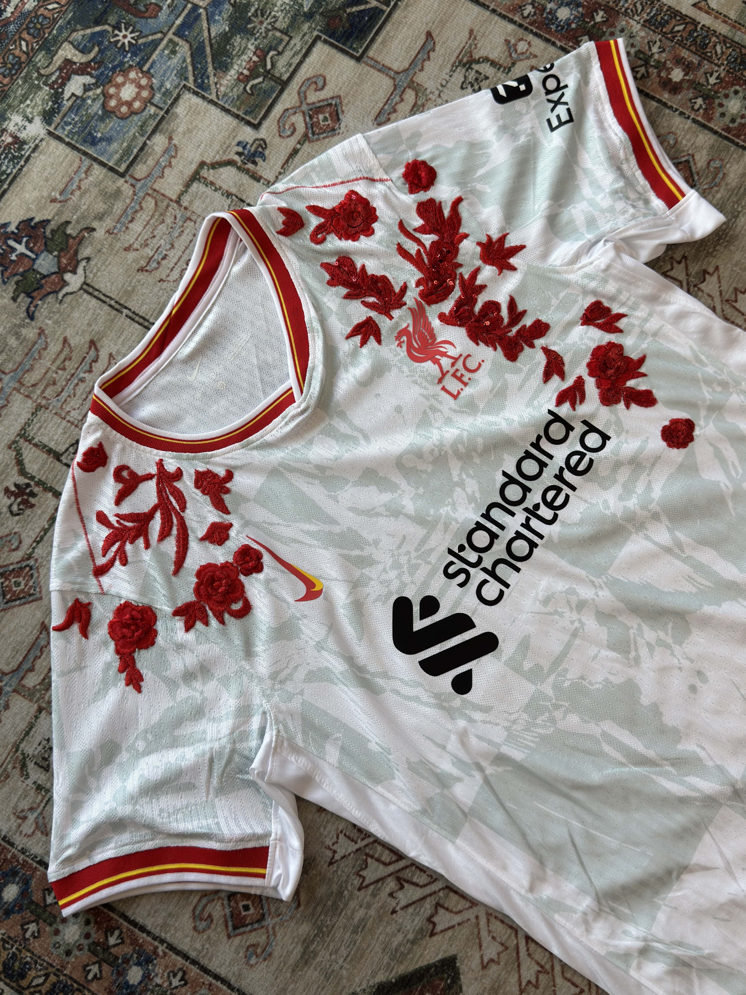 قميص ليفربول المطرز لموسم 2023/2024