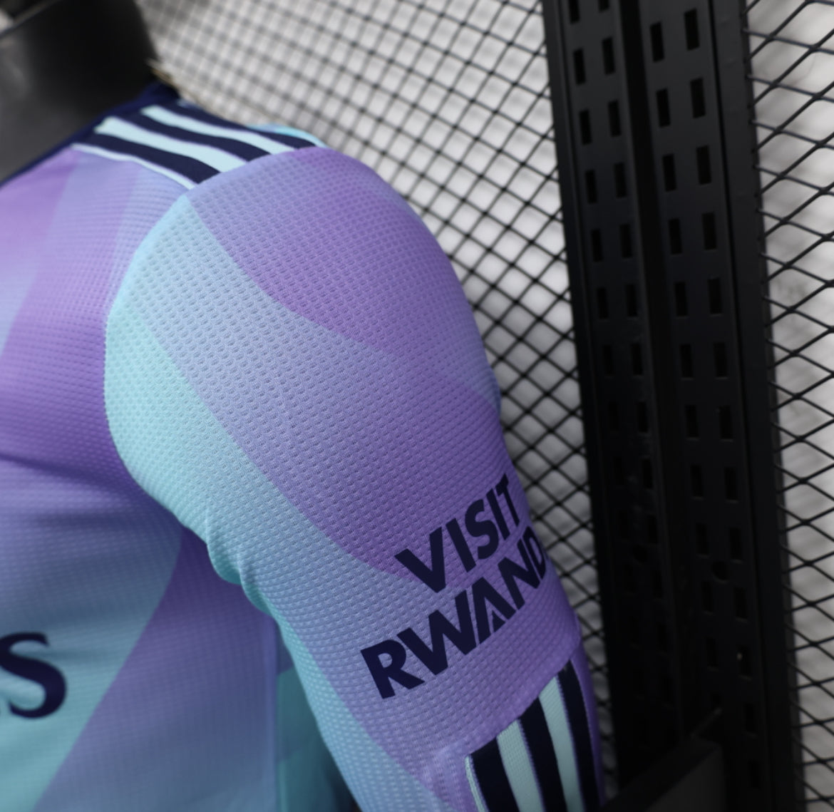 طقم أرسنال الثالث لموسم 2024-2025 بأكمام طويلة