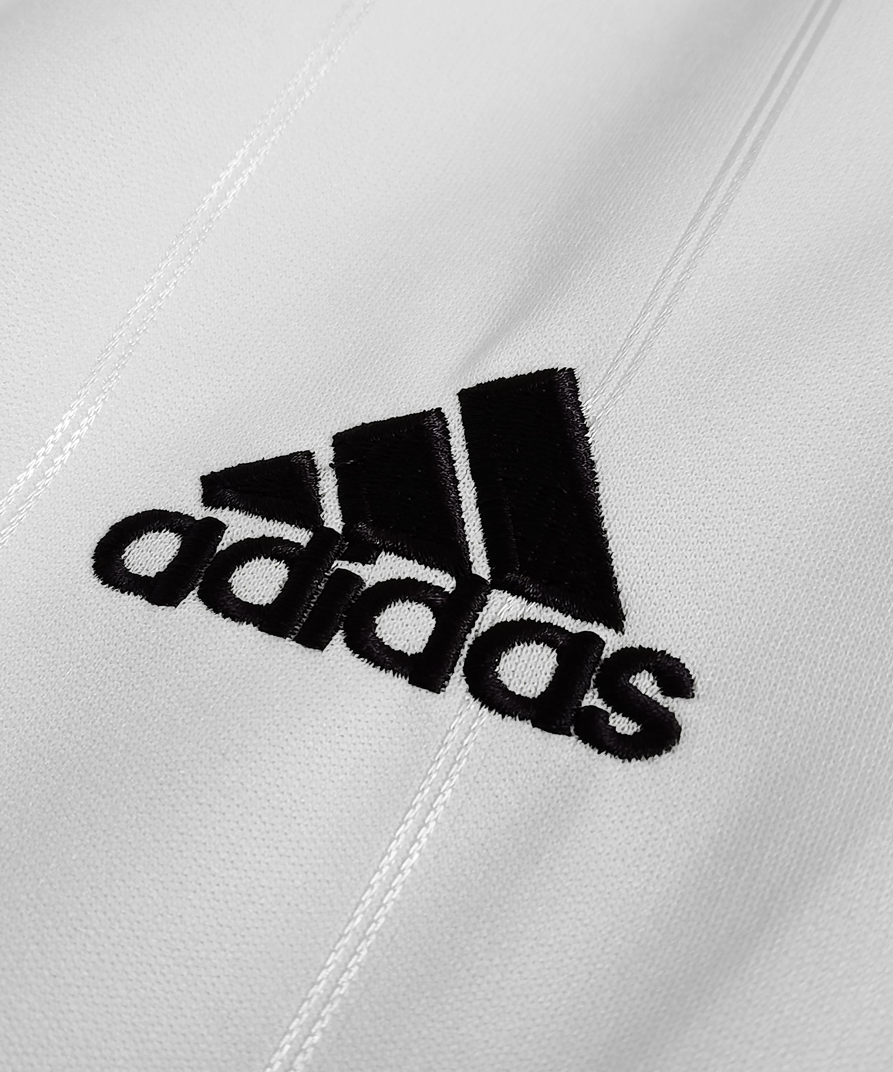 طقم ريال مدريد الأساسي ذو الأكمام الطويلة لموسم 2012-2013 بتصميم كلاسيكي