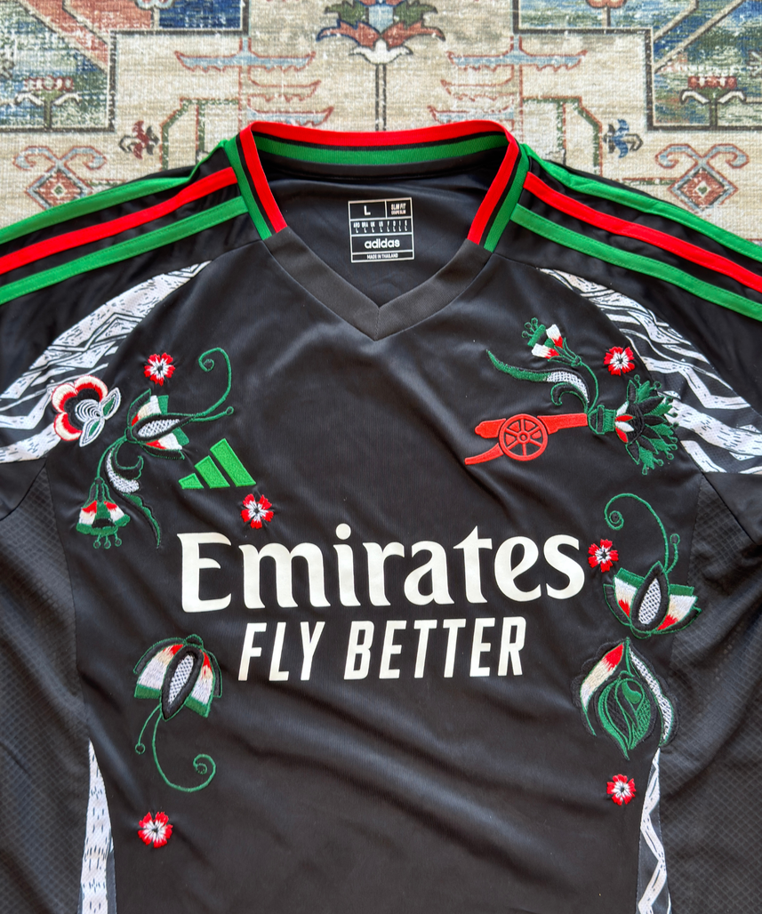 قميص أرسنال الأسود المطرز لموسم 2024/2025