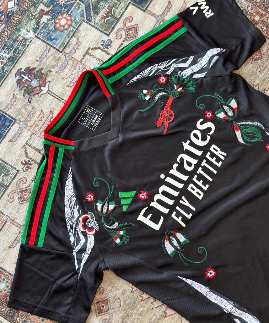 قميص أرسنال الأسود المطرز لموسم 2024/2025