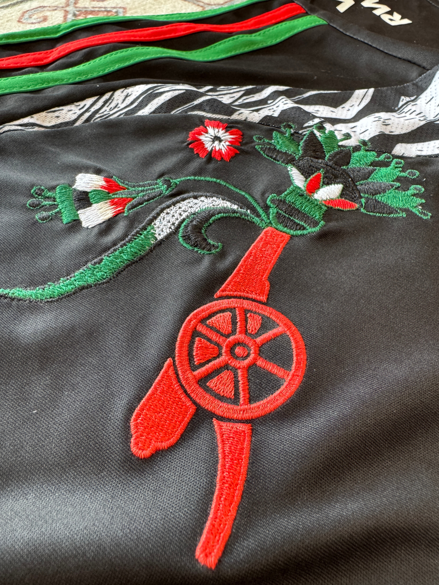 قميص أرسنال الأسود المطرز لموسم 2024/2025