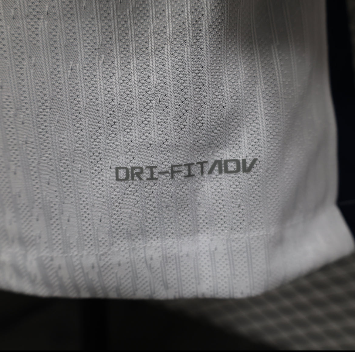 طقم توتنهام الأساسي لموسم 2024-2025 بأكمام طويلة