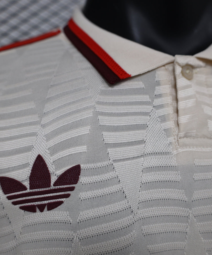 طقم بايرن ميونخ الثالث لموسم 2024-2025 بأكمام طويلة