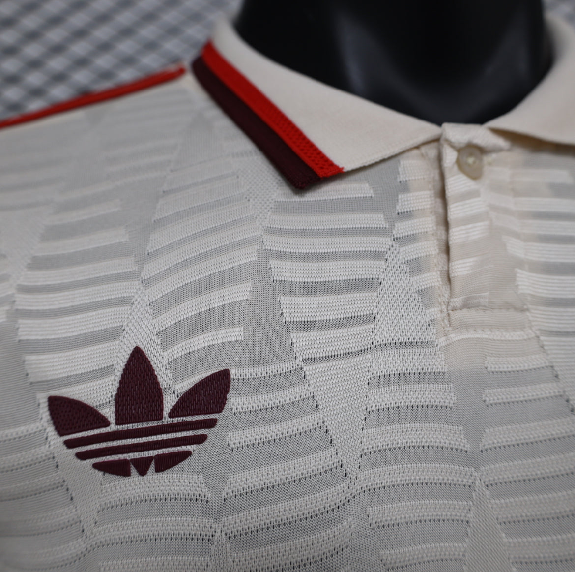 طقم بايرن ميونخ الثالث لموسم 2024-2025 بأكمام طويلة