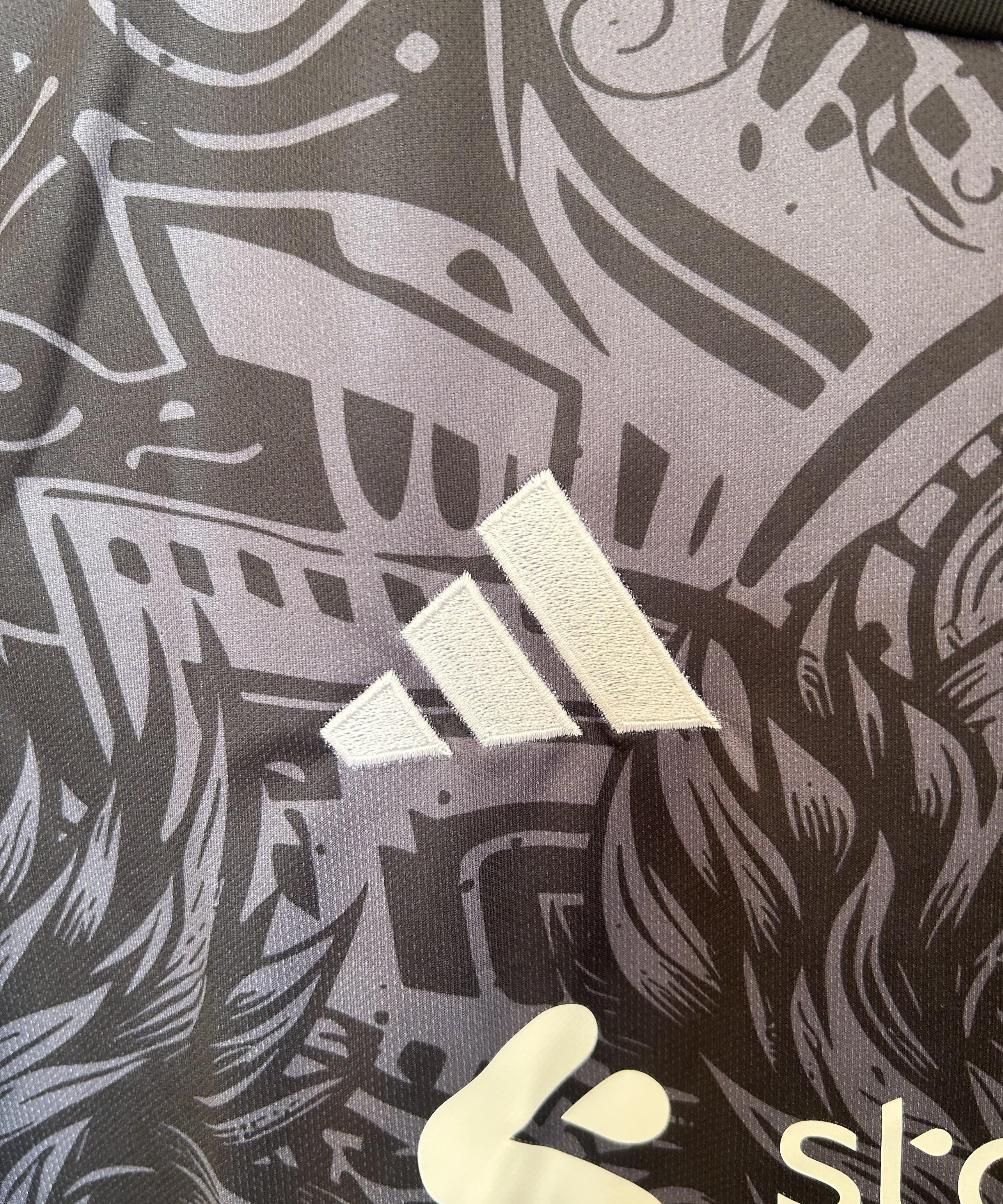 طقم ليفربول الخاص "أبيسال دريك"