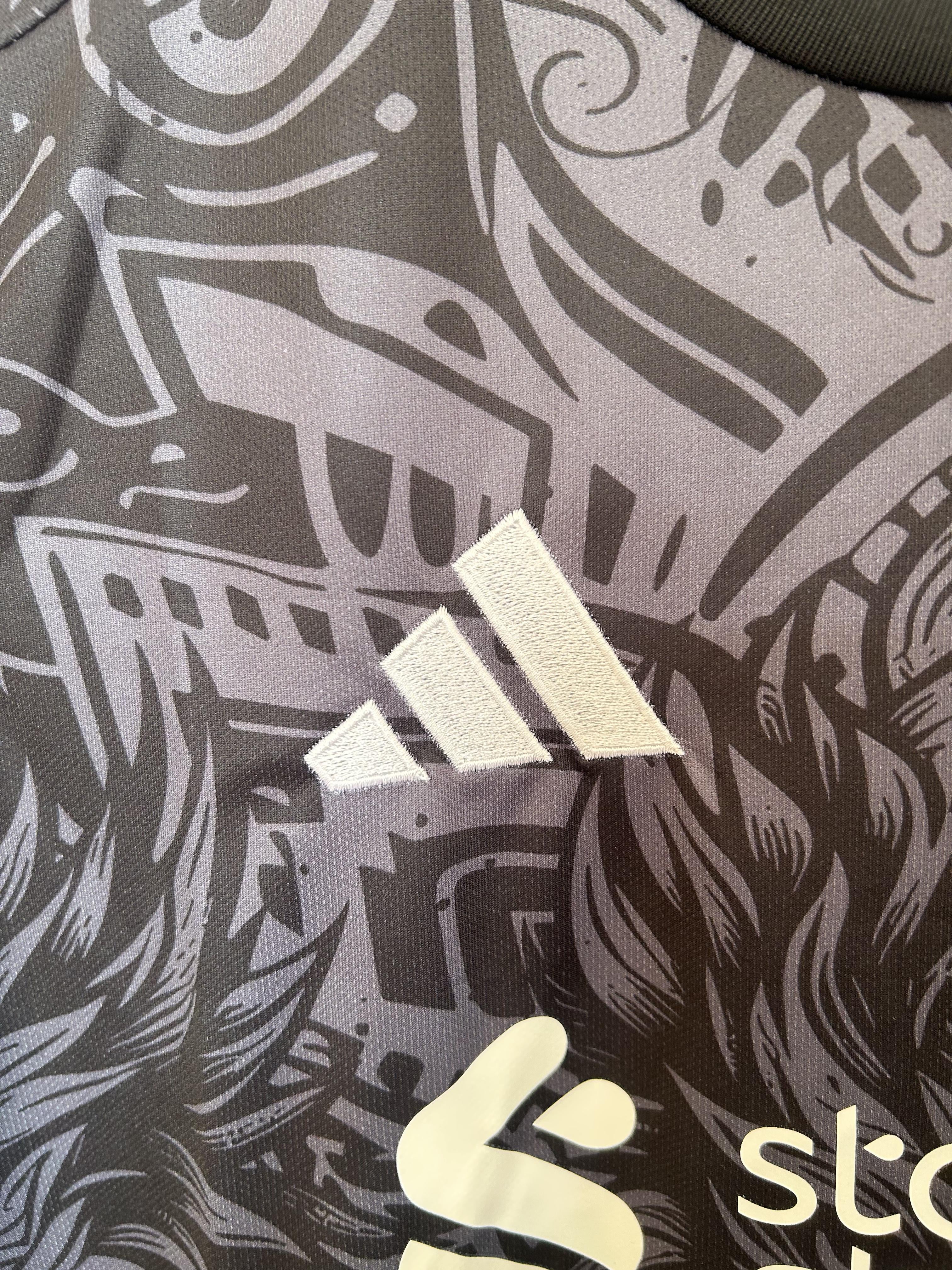 طقم ليفربول الخاص "أبيسال دريك"