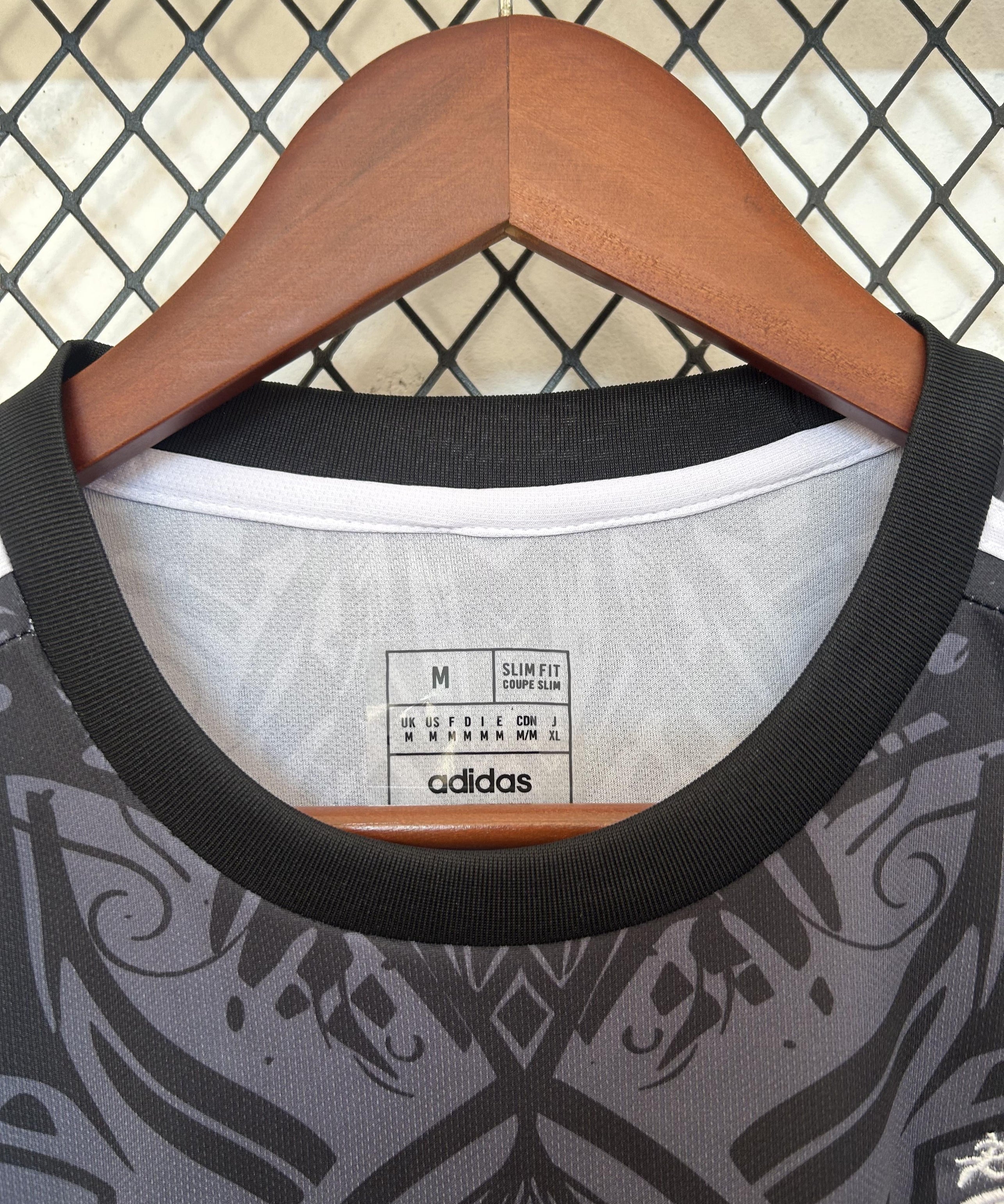 طقم ليفربول الخاص "أبيسال دريك"