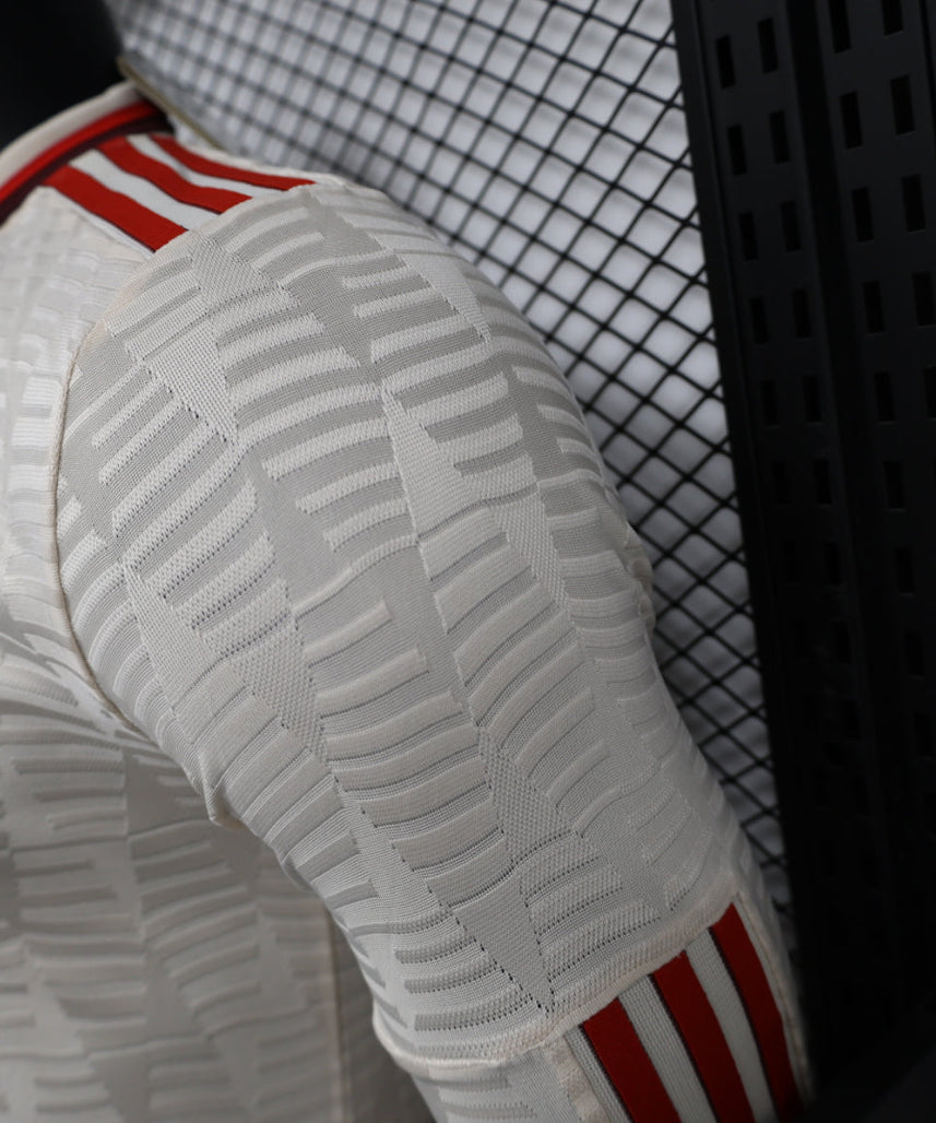 طقم بايرن ميونخ الثالث لموسم 2024-2025 بأكمام طويلة