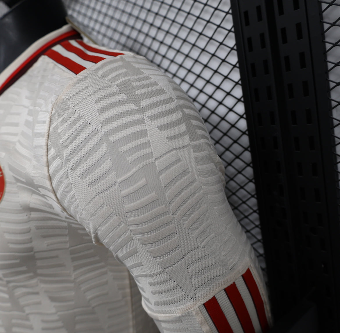 طقم بايرن ميونخ الثالث لموسم 2024-2025 بأكمام طويلة