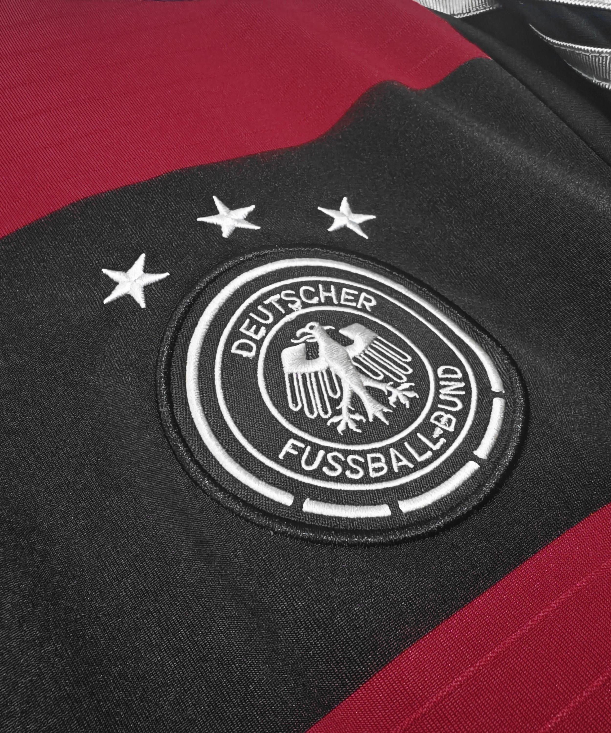 طقم المنتخب الألماني الاحتياطي لموسم 2014-2015 بتصميم كلاسيكي