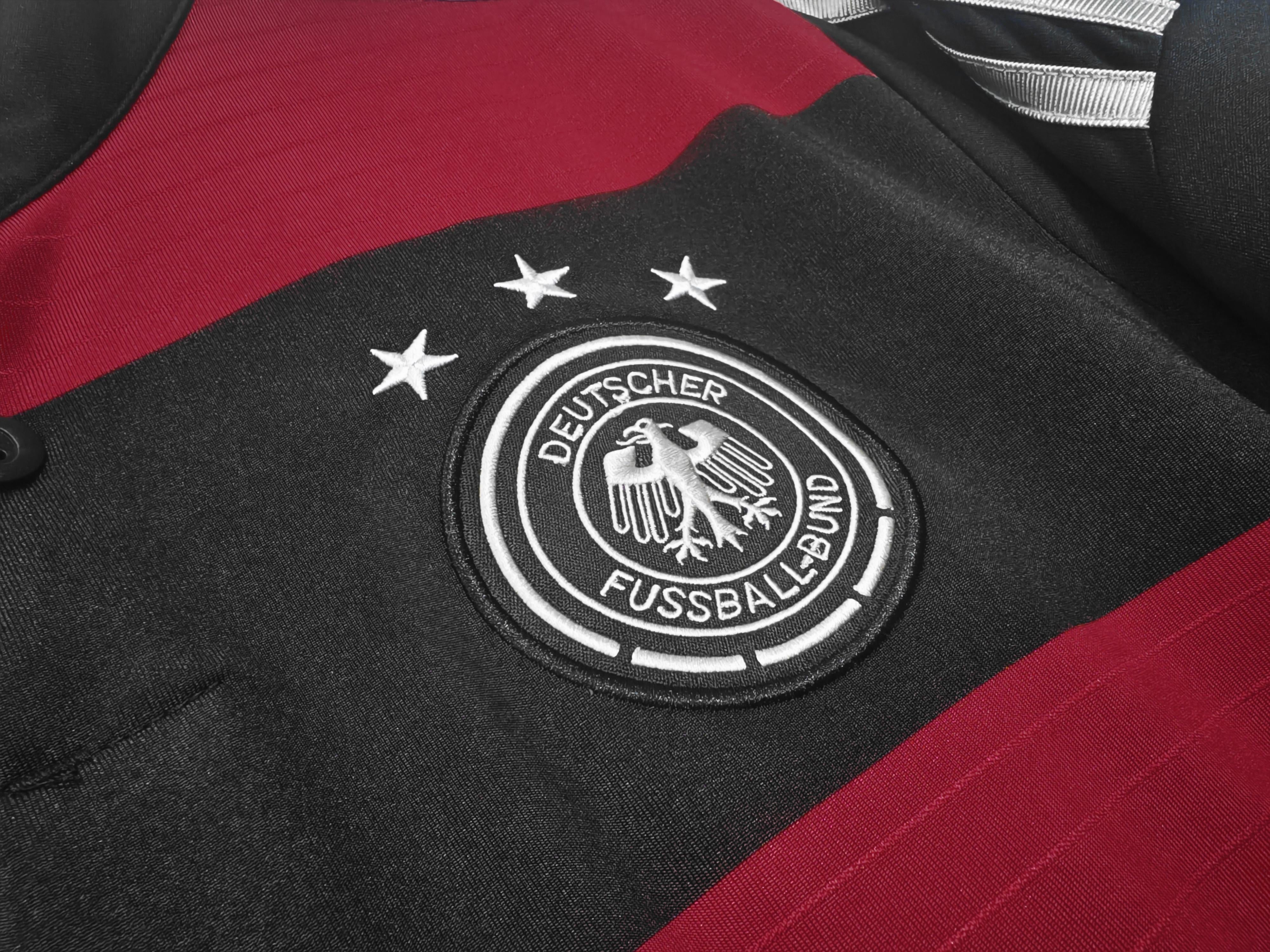 طقم المنتخب الألماني الاحتياطي لموسم 2014-2015 بتصميم كلاسيكي