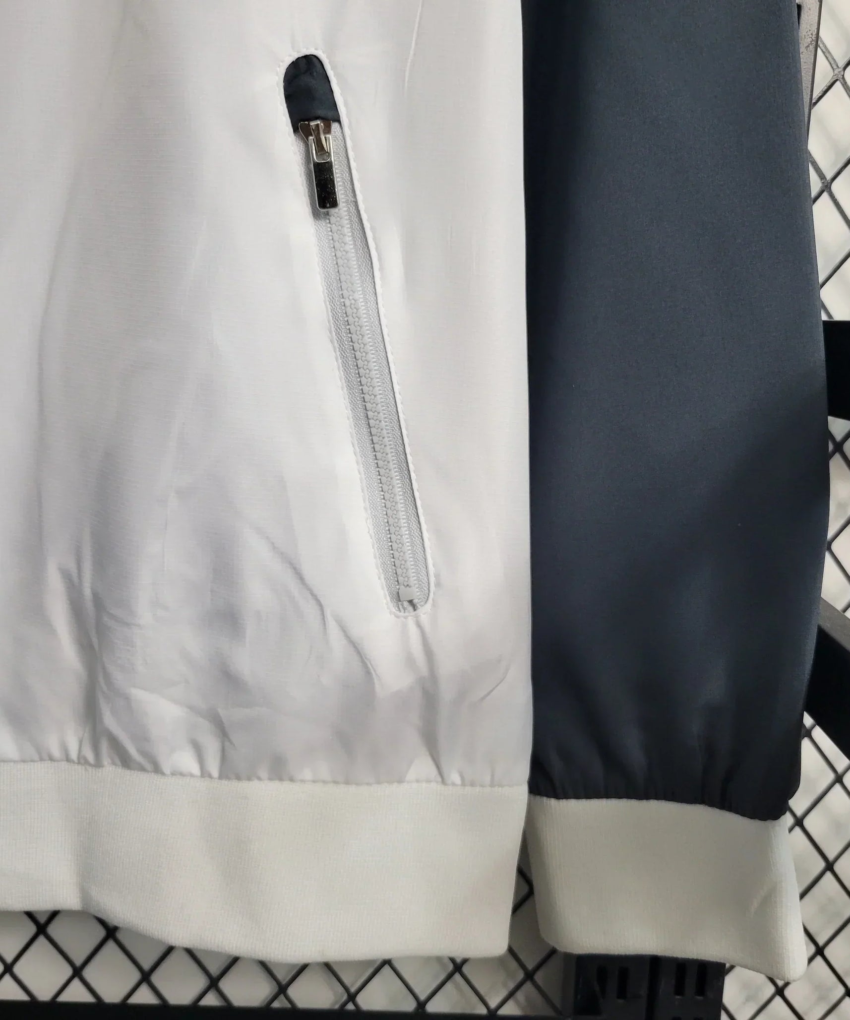 جاكيت تشيلسي الواقي من الرياح 23/24 - أبيض