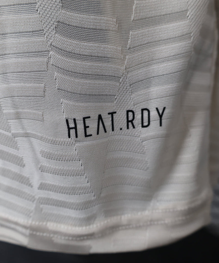 طقم بايرن ميونخ الثالث لموسم 2024-2025 بأكمام طويلة