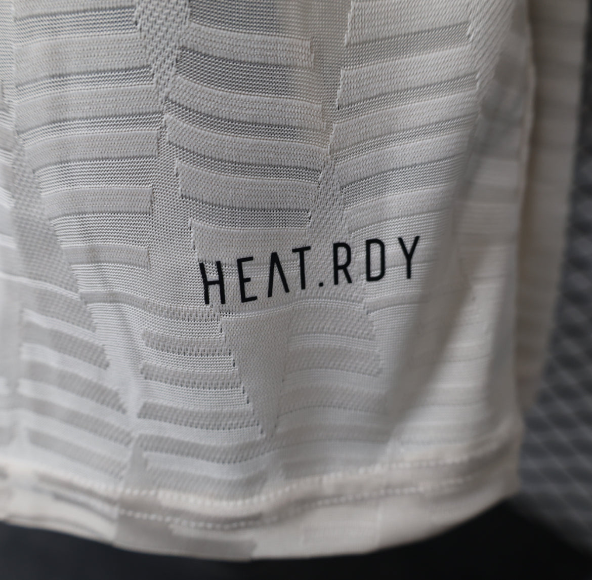 طقم بايرن ميونخ الثالث لموسم 2024-2025 بأكمام طويلة