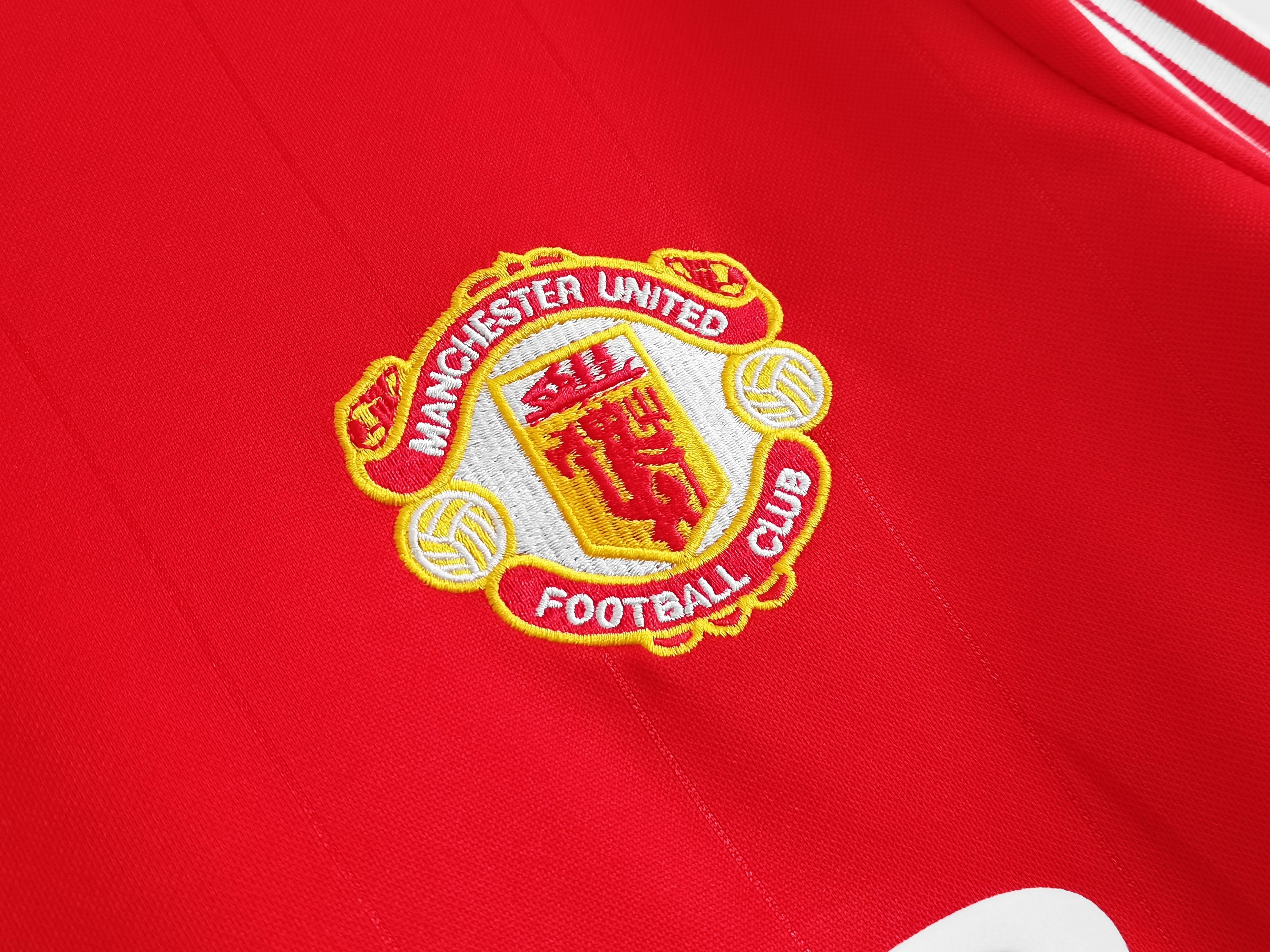 طقم مانشستر يونايتد الأساسي ذو الأكمام الطويلة لموسم 1986-1987