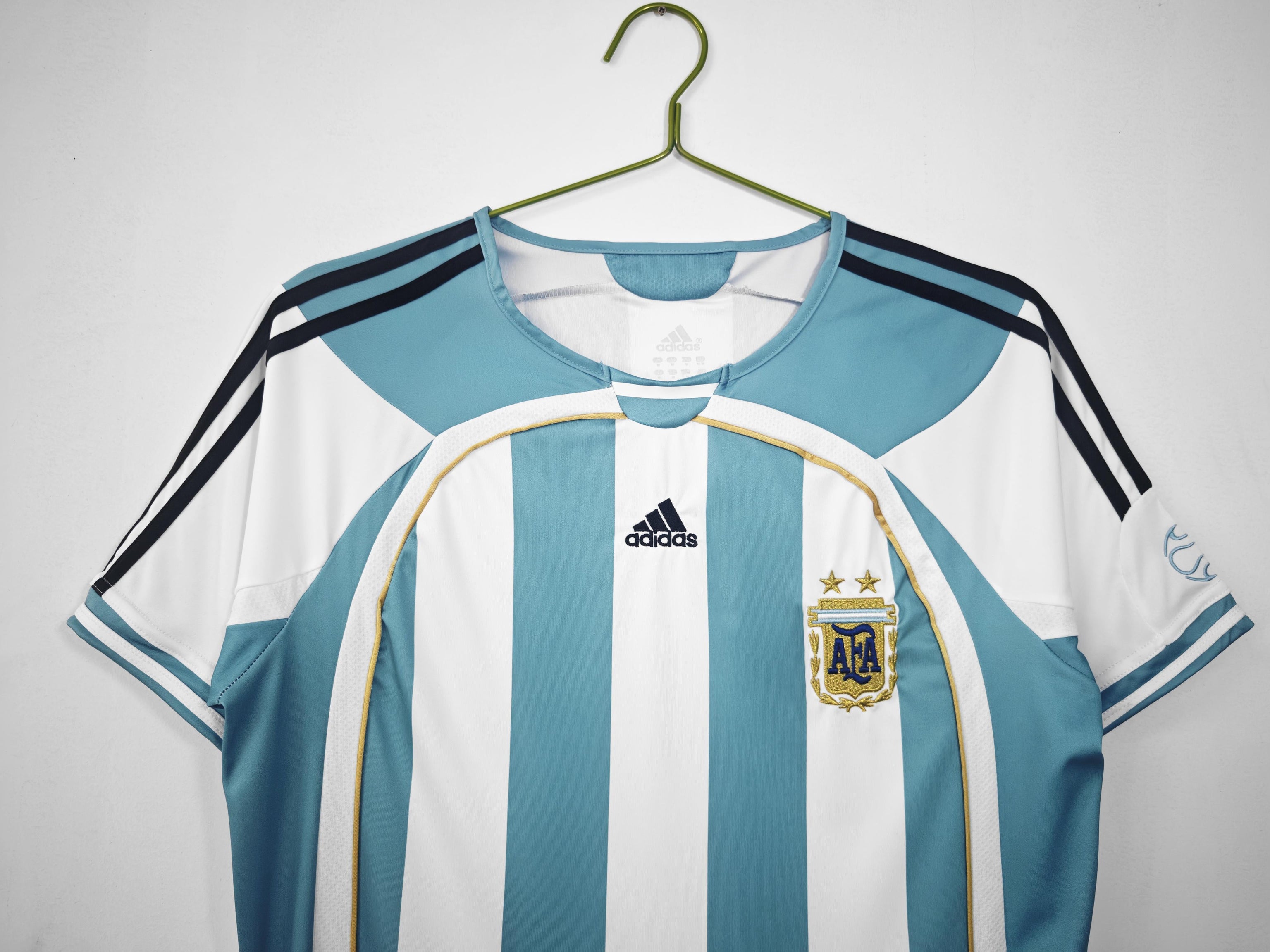 طقم منتخب الأرجنتين الأساسي لموسم 2006-2007