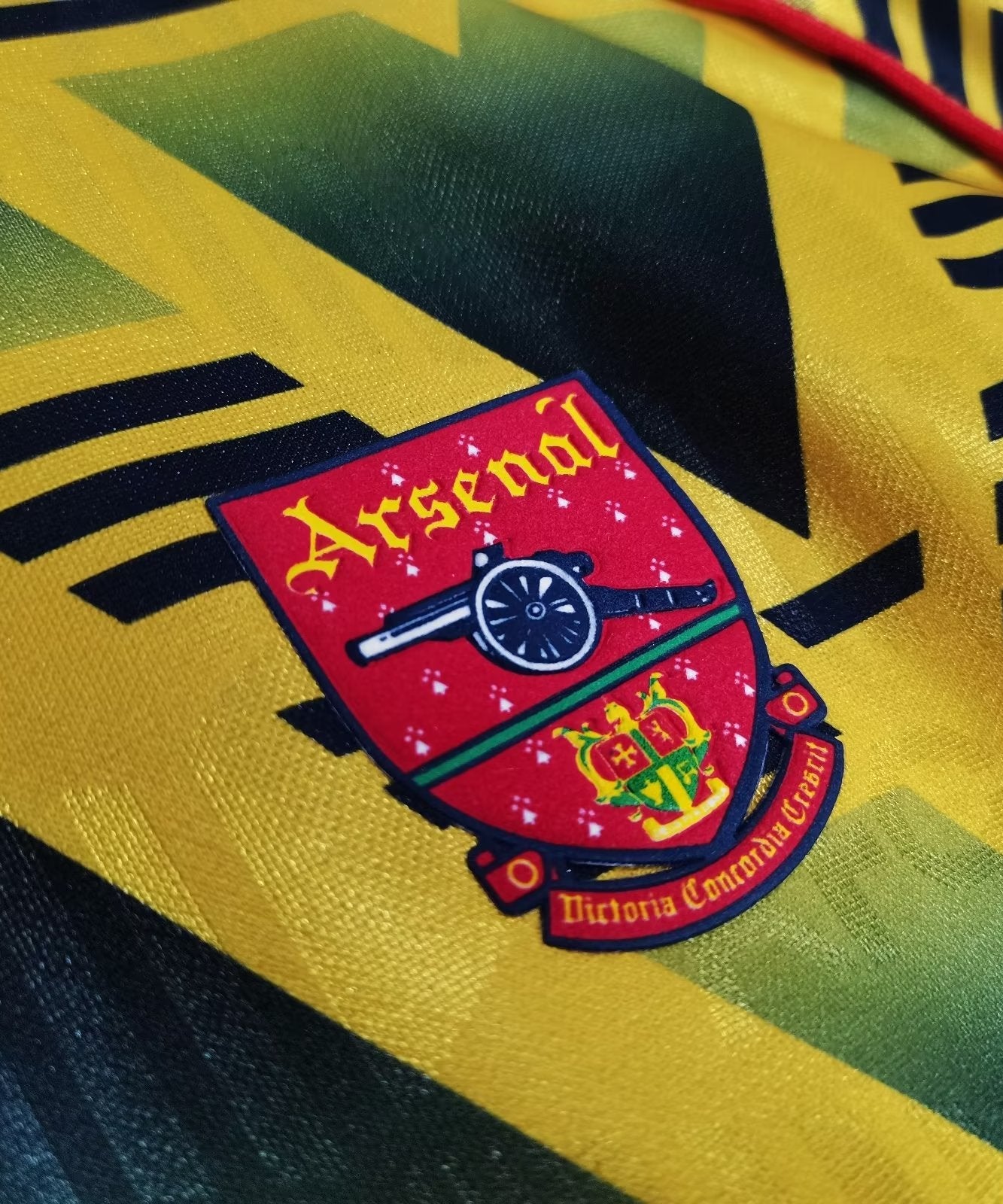 طقم أرسنال الاحتياطي ذو الأكمام الطويلة لموسم 1991-1993