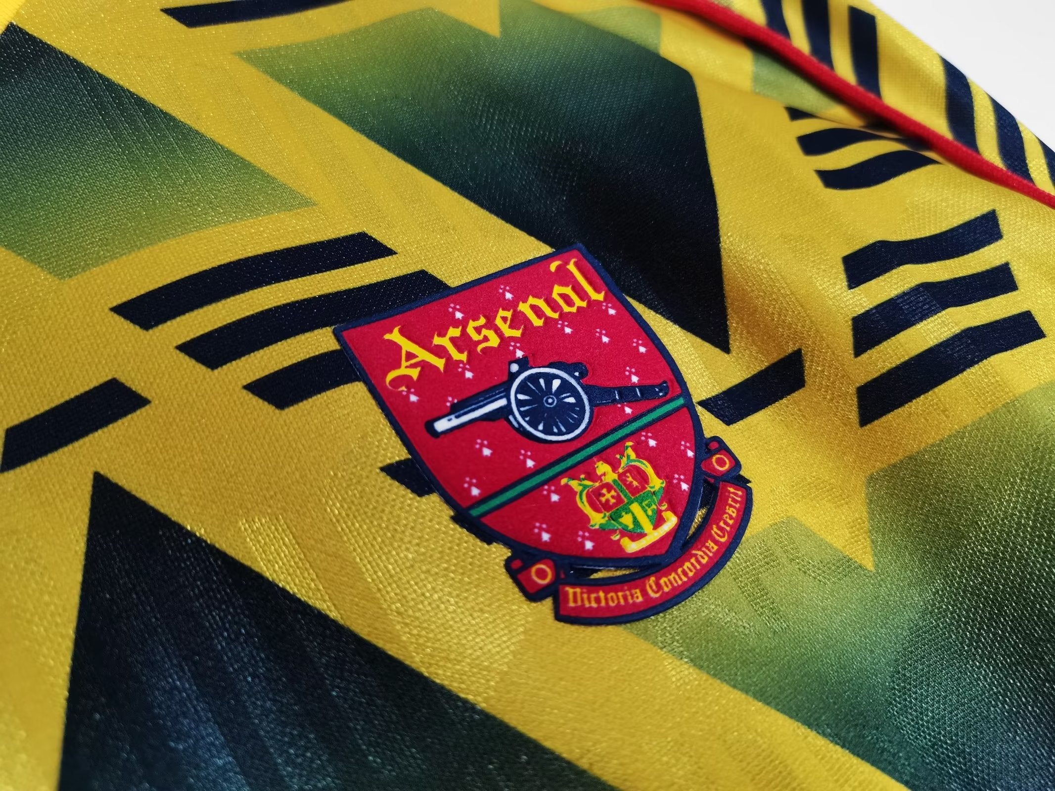 طقم أرسنال الاحتياطي ذو الأكمام الطويلة لموسم 1991-1993