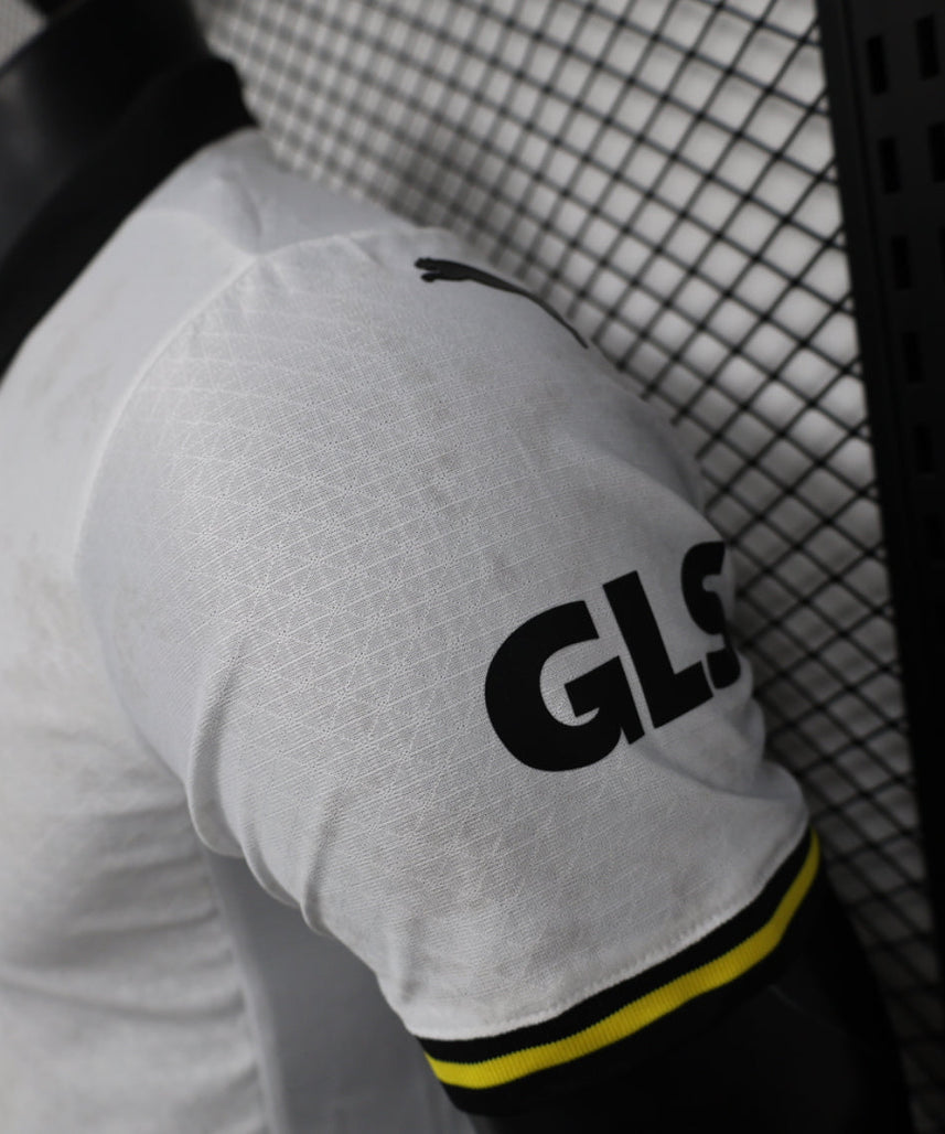 الطقم الثالث لنادي بوروسيا دورتموند لموسم 2024-2025