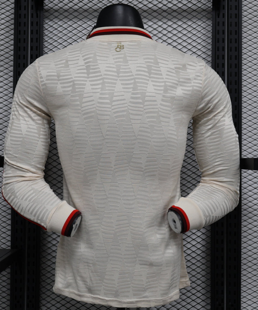 طقم بايرن ميونخ الثالث لموسم 2024-2025 بأكمام طويلة