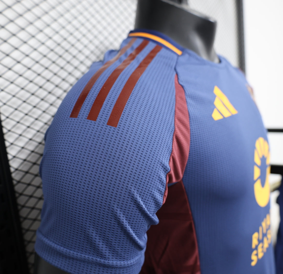 الطقم الثالث لنادي روما لموسم 2024-2025