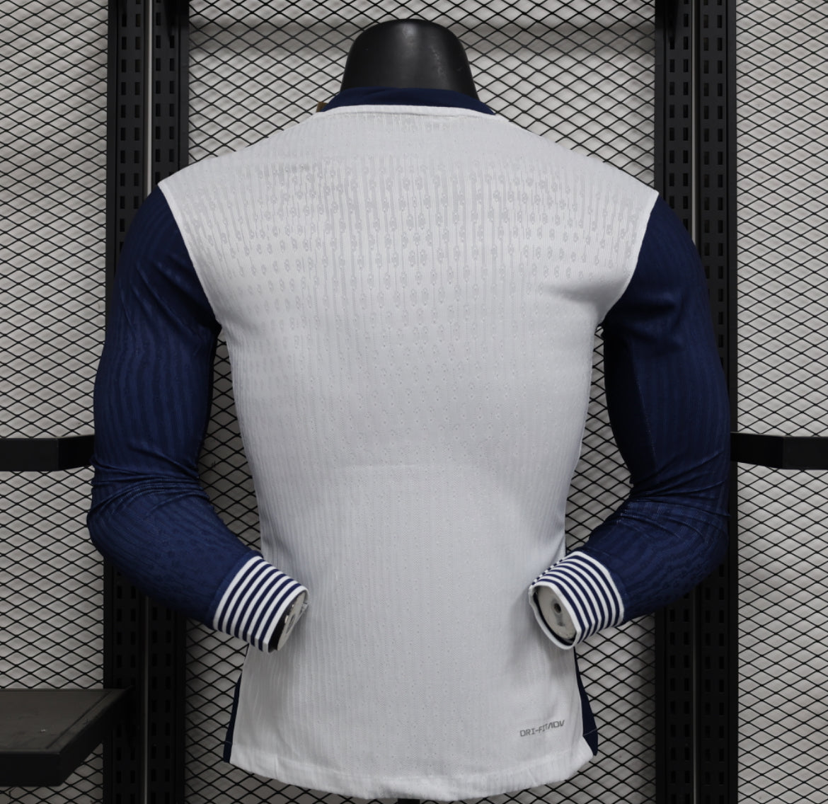 طقم توتنهام الأساسي لموسم 2024-2025 بأكمام طويلة