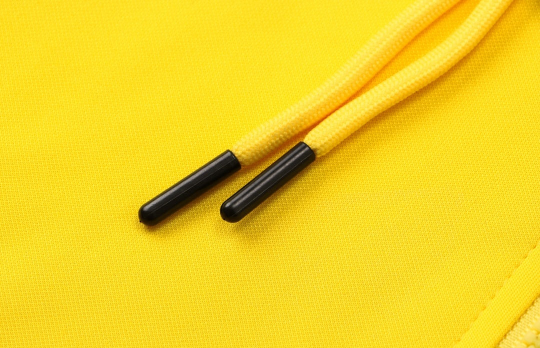 بدلة رياضية سوداء وصفراء من بوروسيا دورتموند