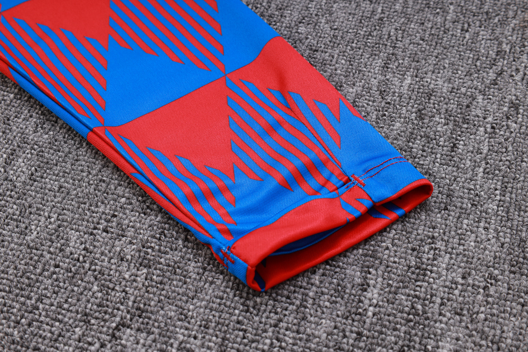 بدلة رياضية باللونين الأزرق الداكن والأحمر لنادي برشلونة