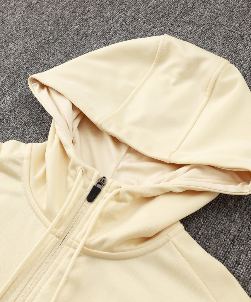 بدلة رياضية سوداء وصفراء فاتحة من باريس سان جيرمان