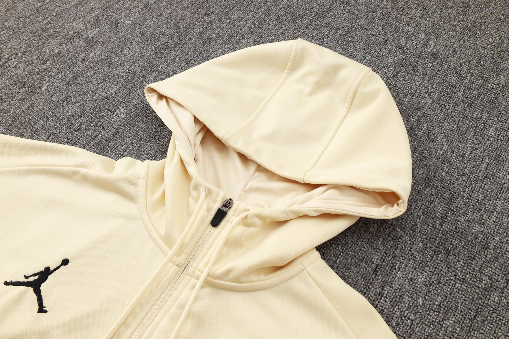 بدلة رياضية سوداء وصفراء فاتحة من باريس سان جيرمان