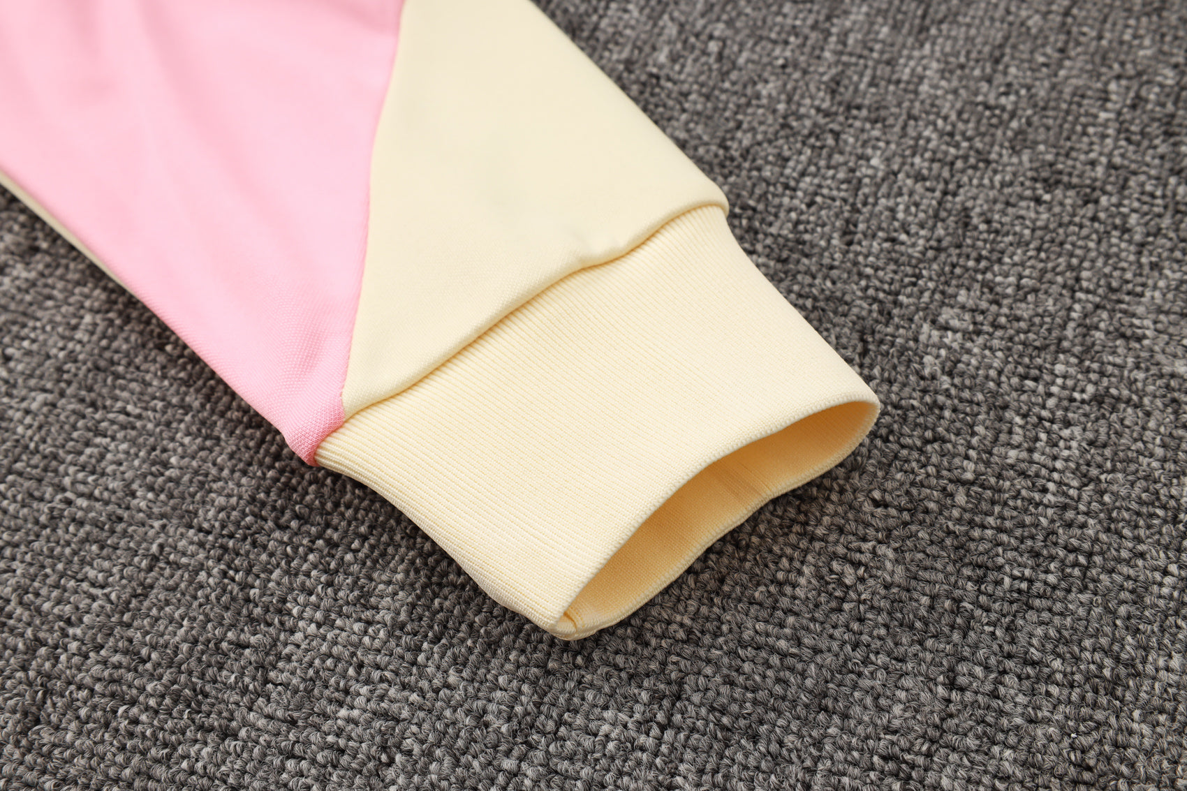 بدلة رياضية سوداء وصفراء فاتحة من باريس سان جيرمان