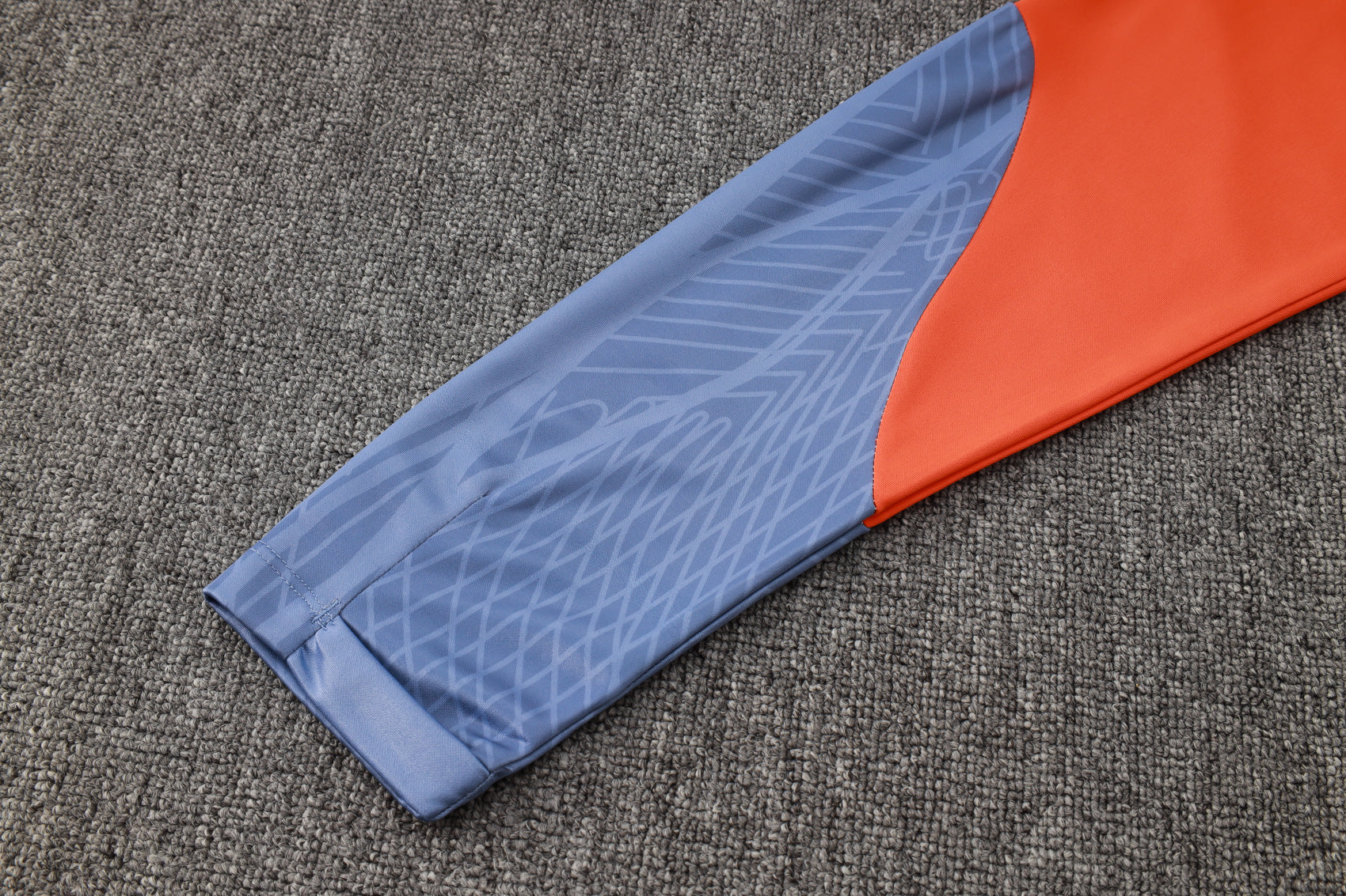 طقم رياضي أزرق فاتح وبرتقالي من إنتر ميلان