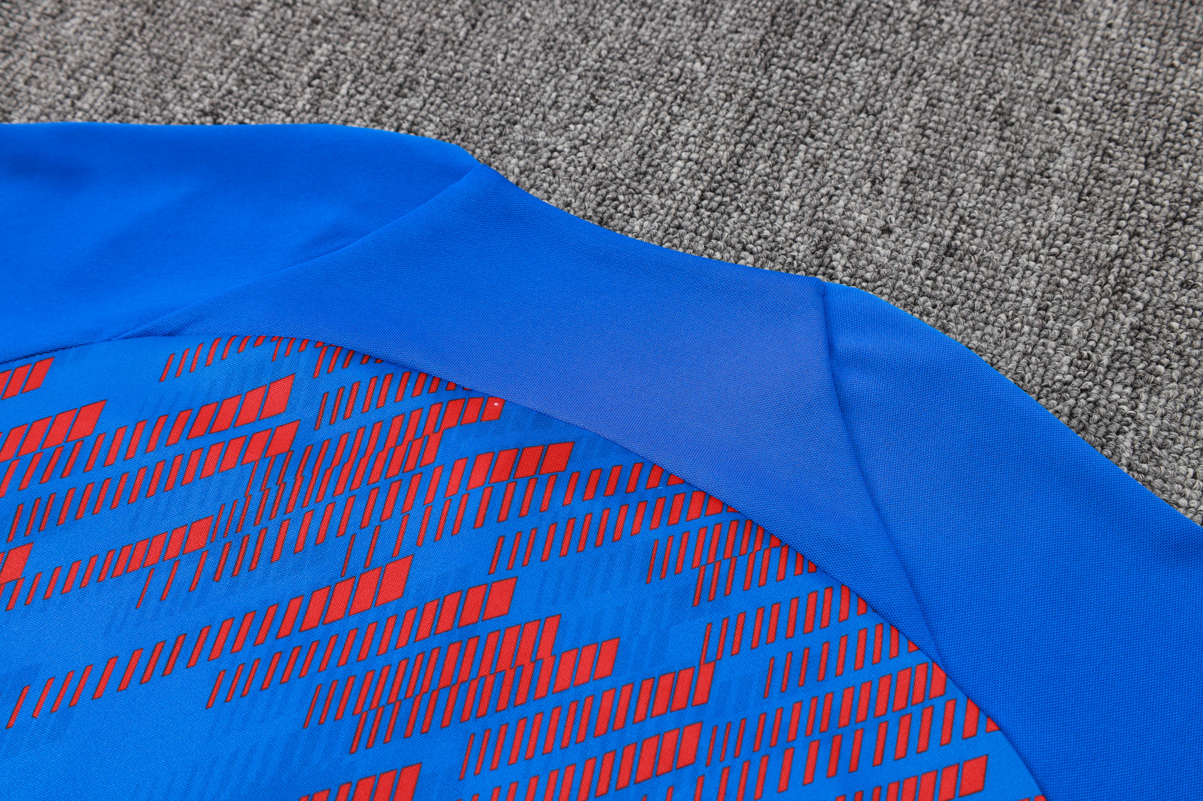 بدلة رياضية زرقاء داكنة وزرقاء من نادي برشلونة