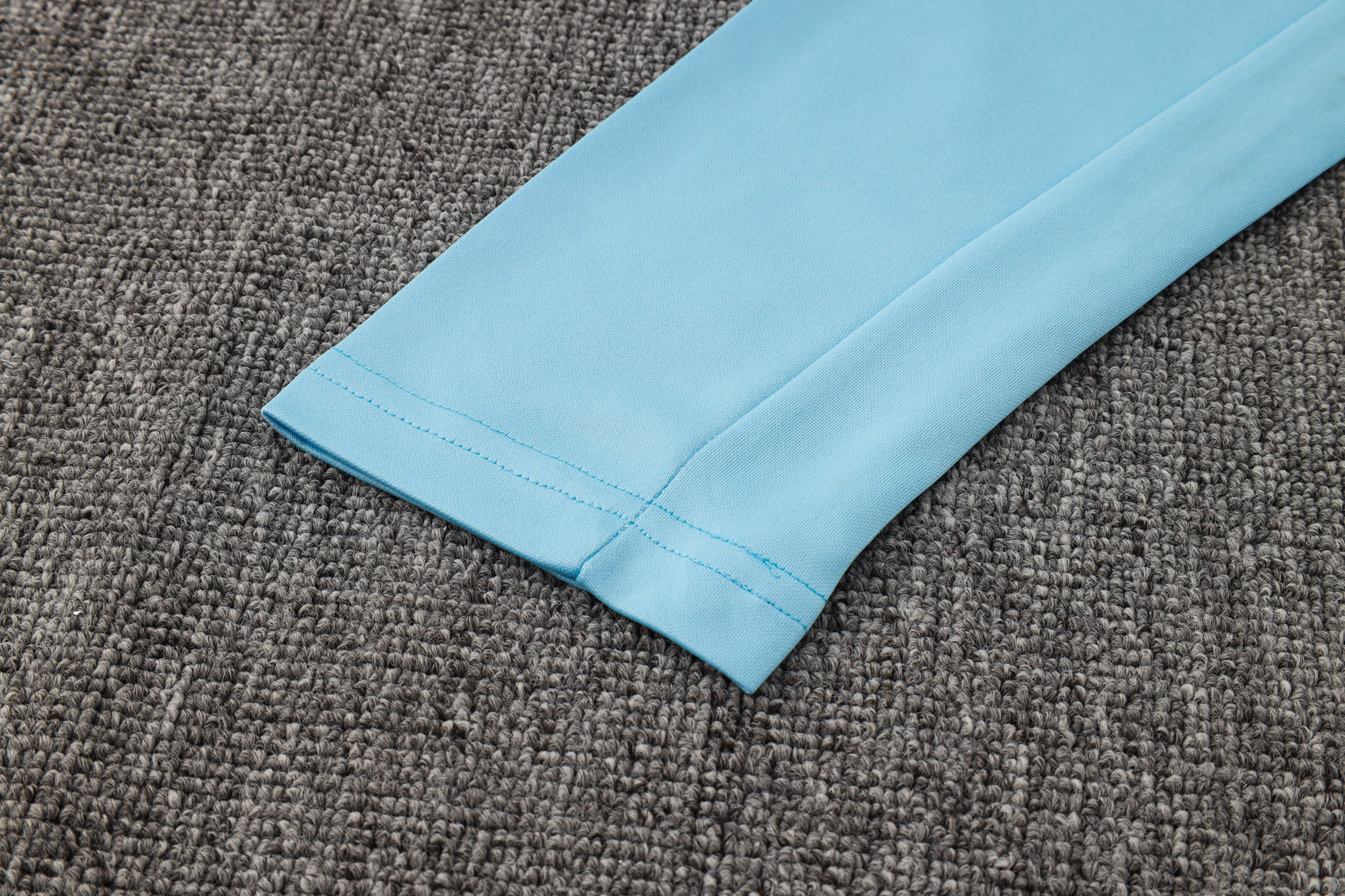 طقم رياضي أبيض وأزرق لنادي مانشستر سيتي