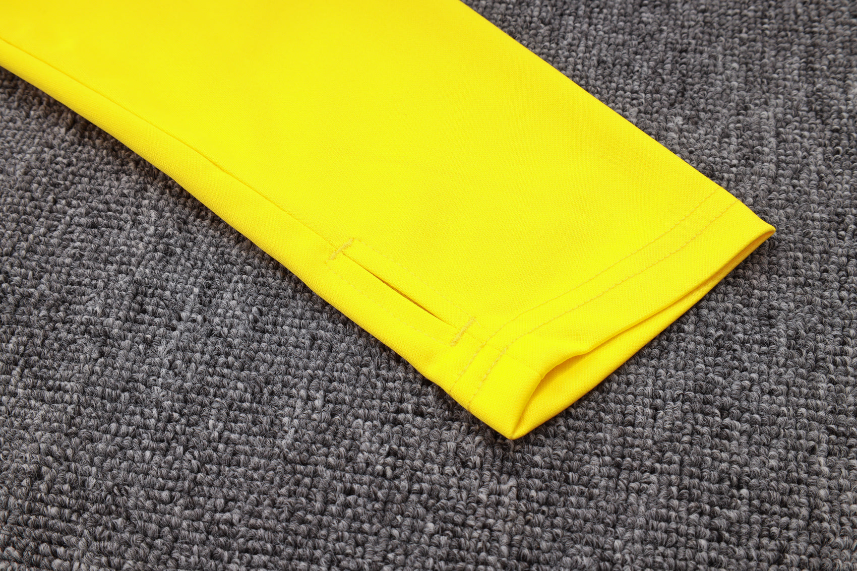 بدلة رياضية سوداء وصفراء من بوروسيا دورتموند