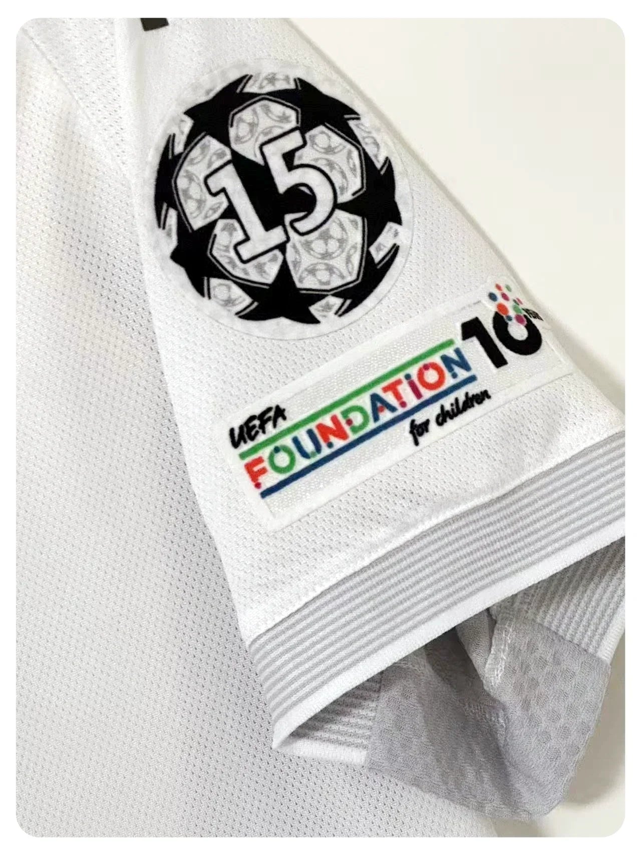 قمصان موقعة من لاعبي ريال مدريد في بيلينجهام