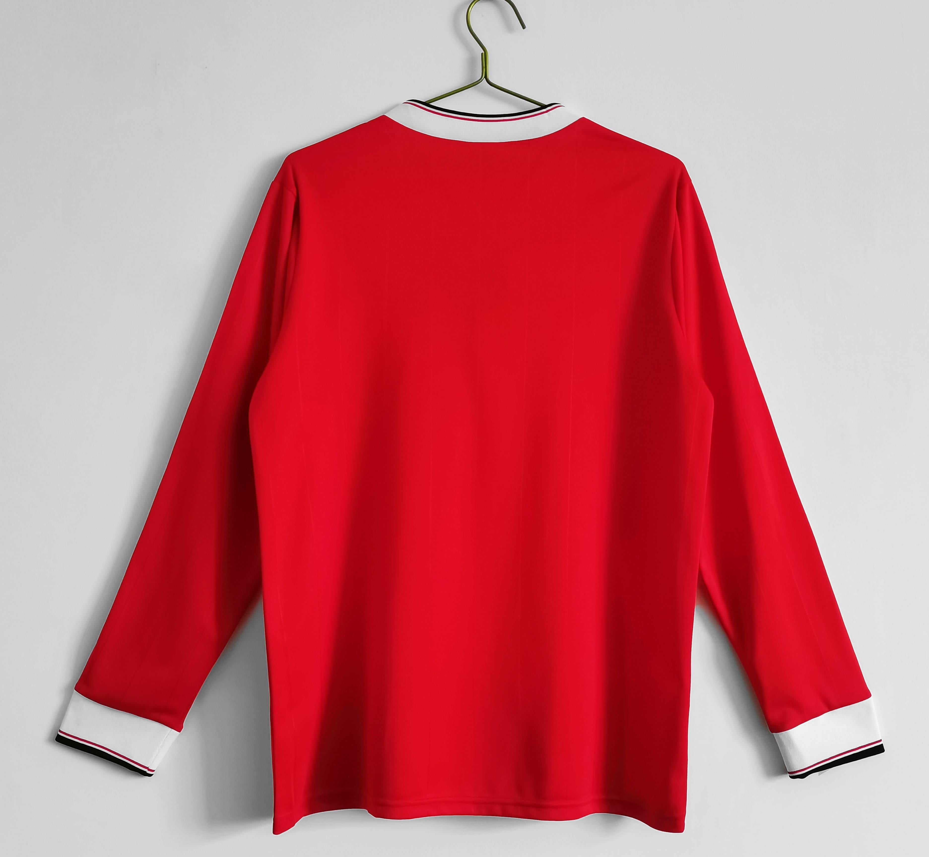 طقم مانشستر يونايتد الأساسي ذو الأكمام الطويلة لموسم 1986-1987