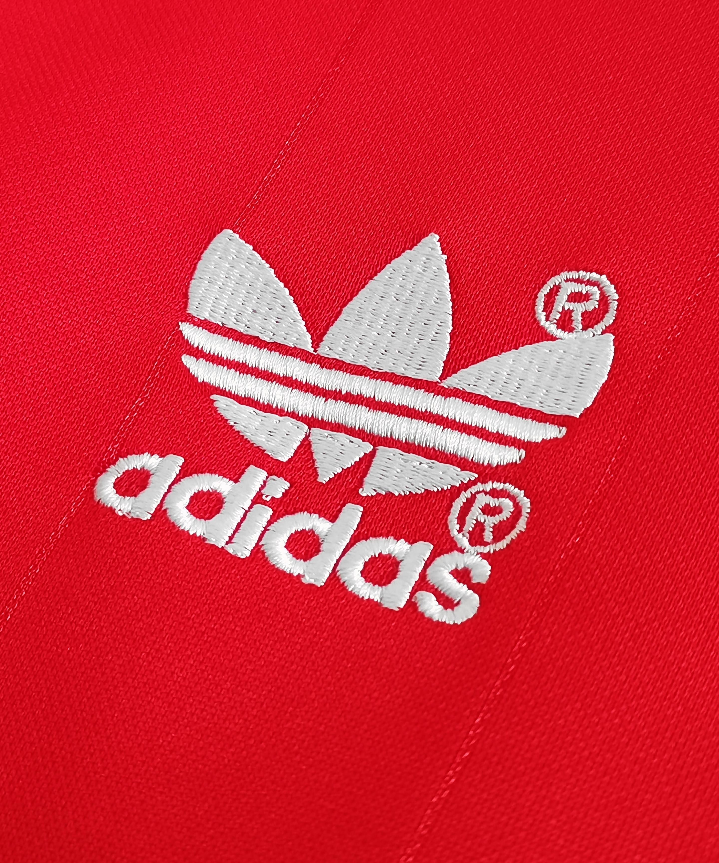 طقم مانشستر يونايتد الأساسي ذو الأكمام الطويلة لموسم 1986-1987