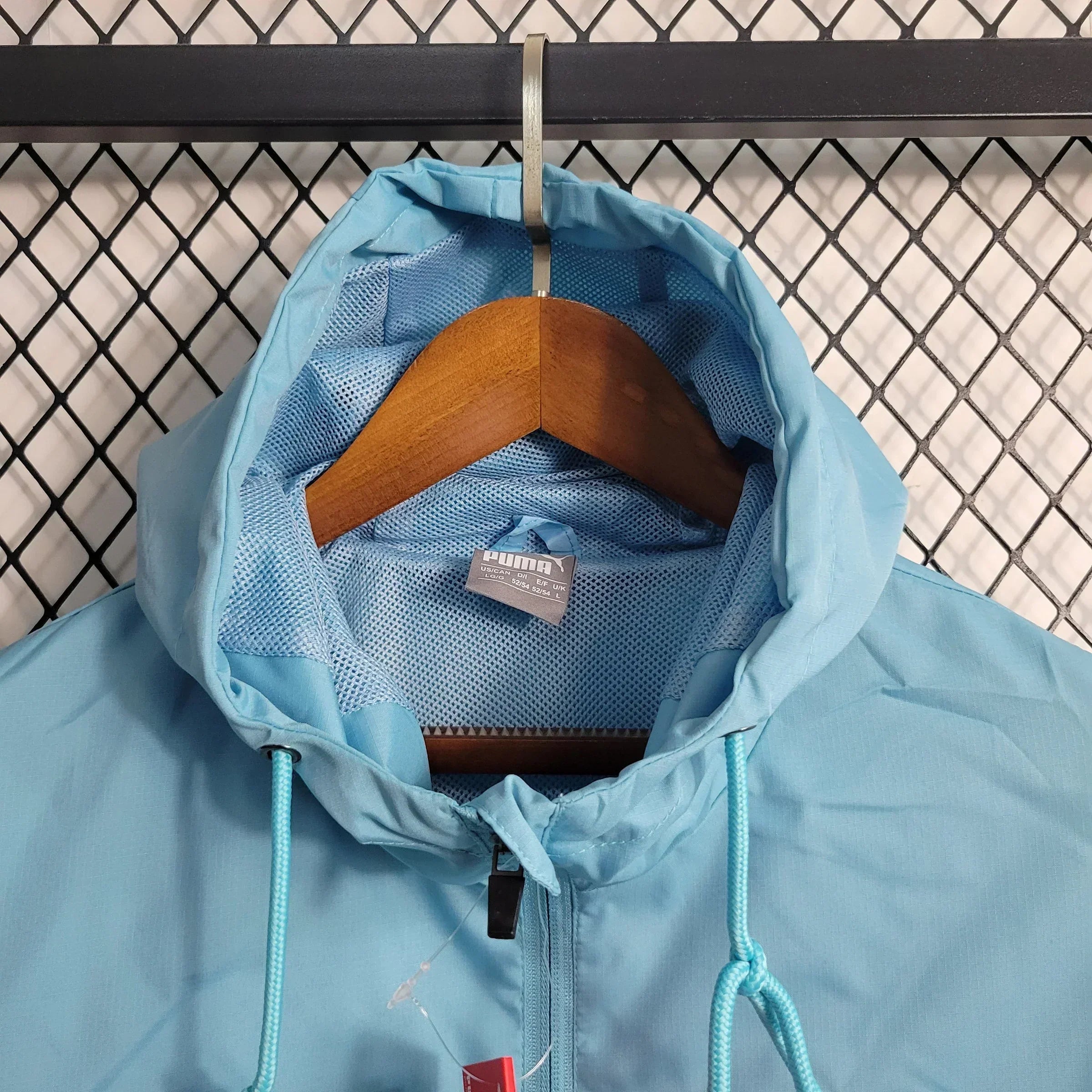 جاكيت مانشستر سيتي الواقي من الرياح لموسم 23/24 - أزرق وأبيض