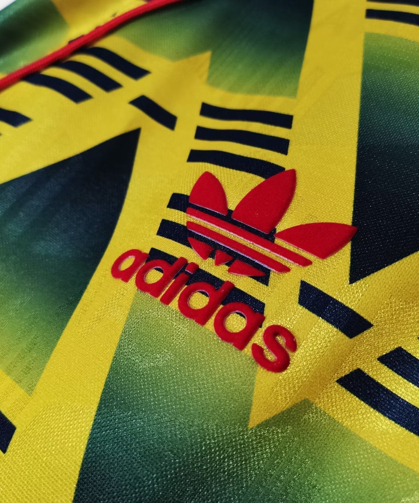 طقم أرسنال الاحتياطي ذو الأكمام الطويلة لموسم 1991-1993