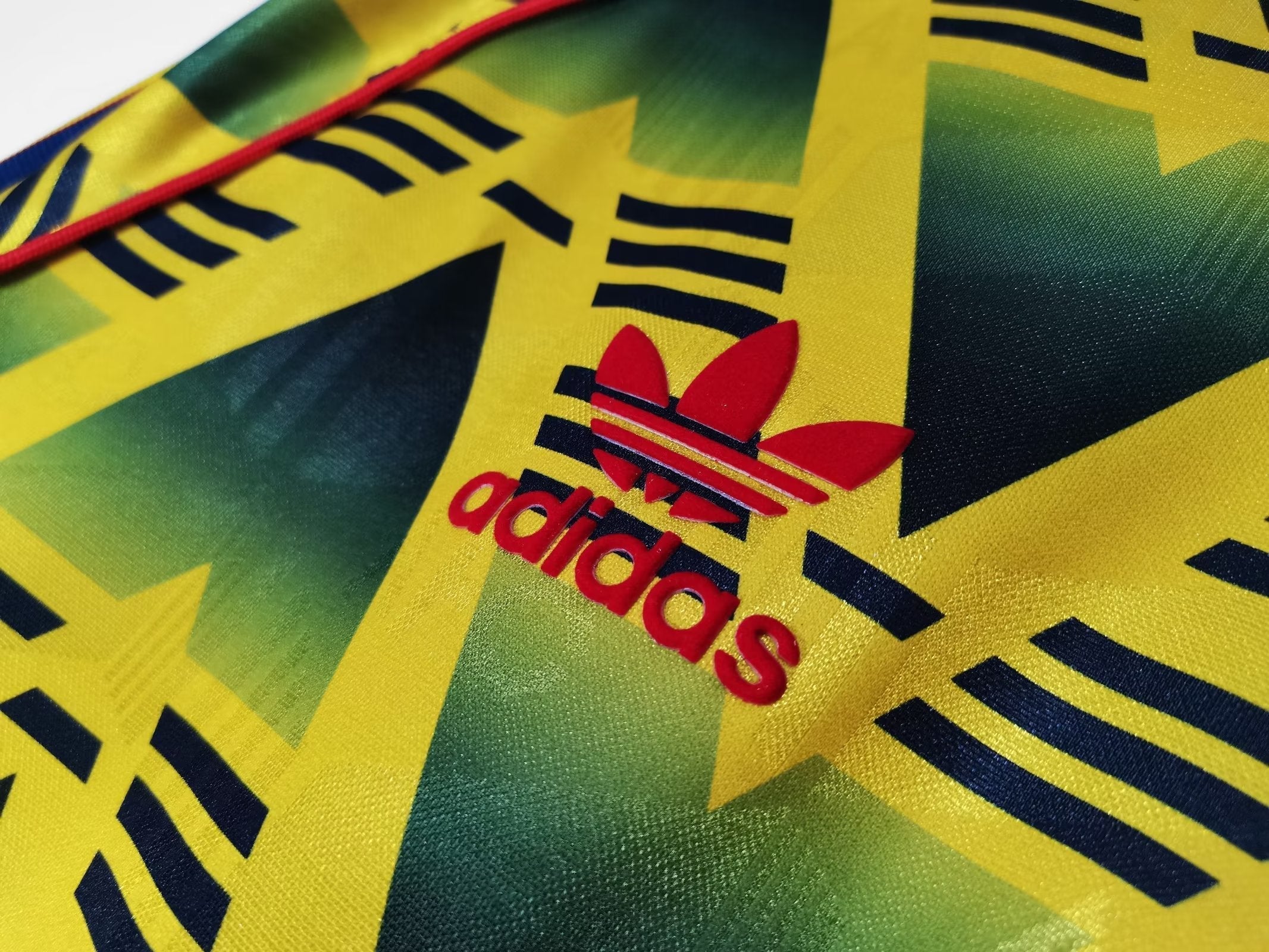 طقم أرسنال الاحتياطي ذو الأكمام الطويلة لموسم 1991-1993