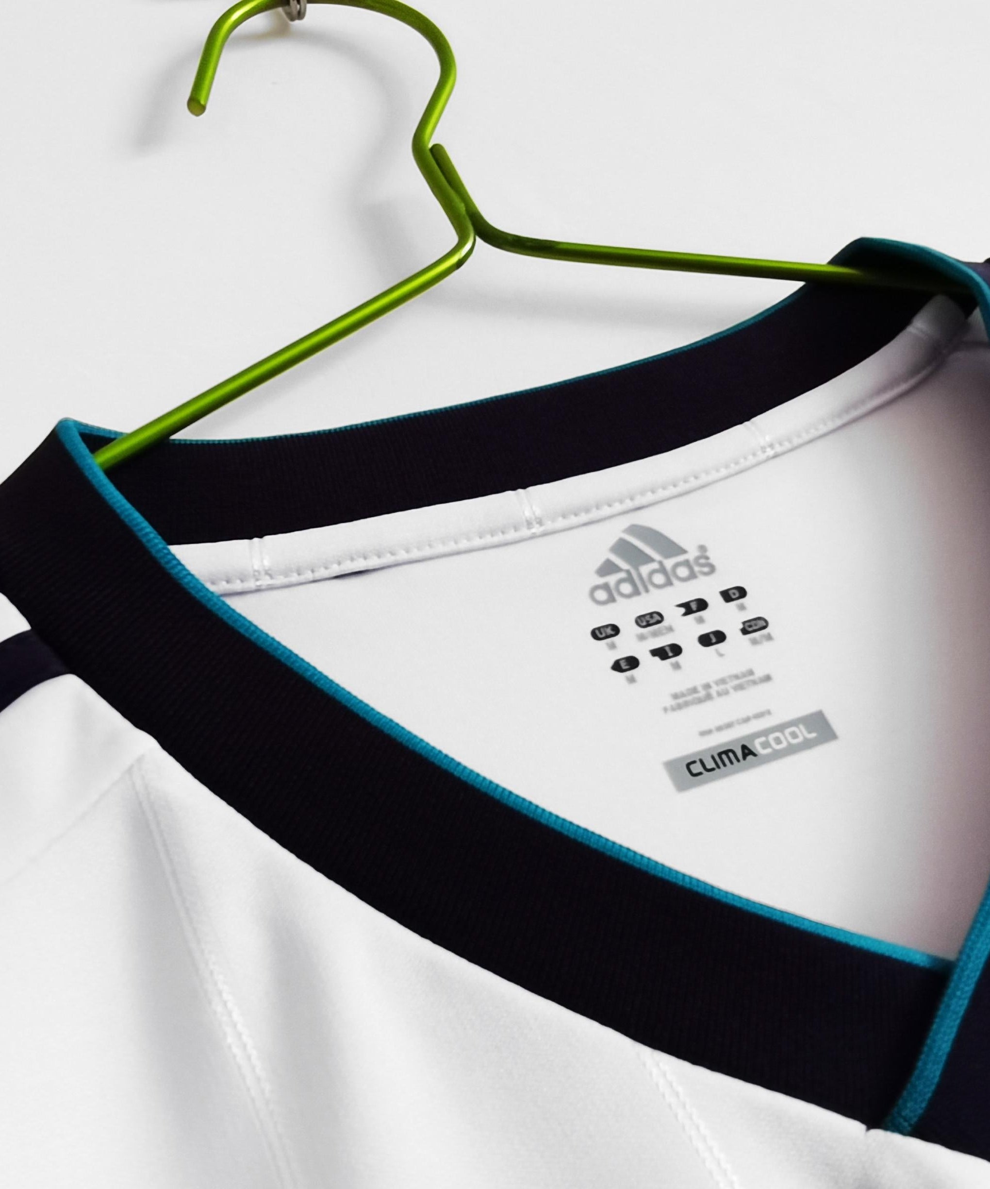 طقم ريال مدريد الأساسي ذو الأكمام الطويلة لموسم 2012-2013 بتصميم كلاسيكي