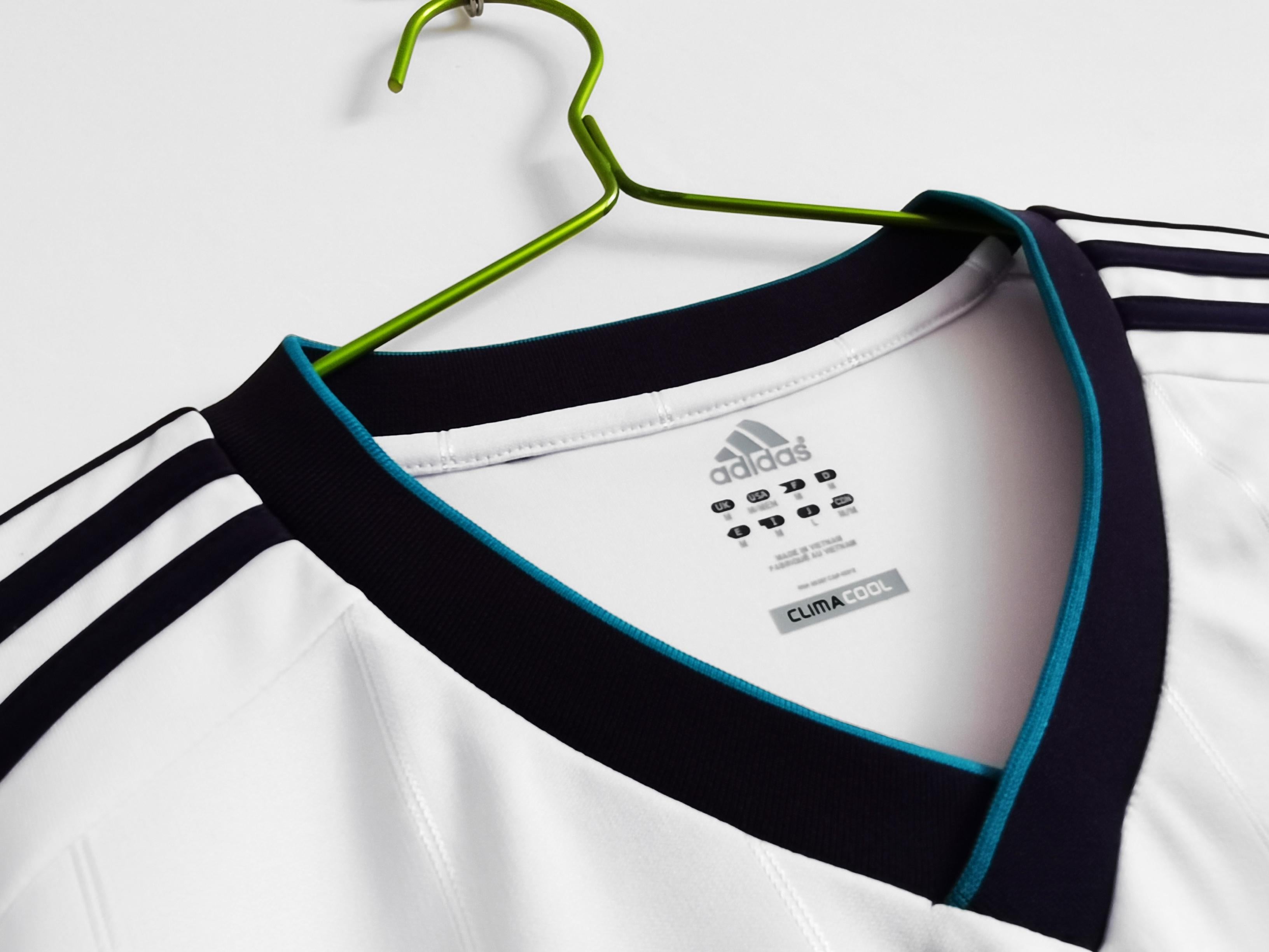 طقم ريال مدريد الأساسي ذو الأكمام الطويلة لموسم 2012-2013 بتصميم كلاسيكي