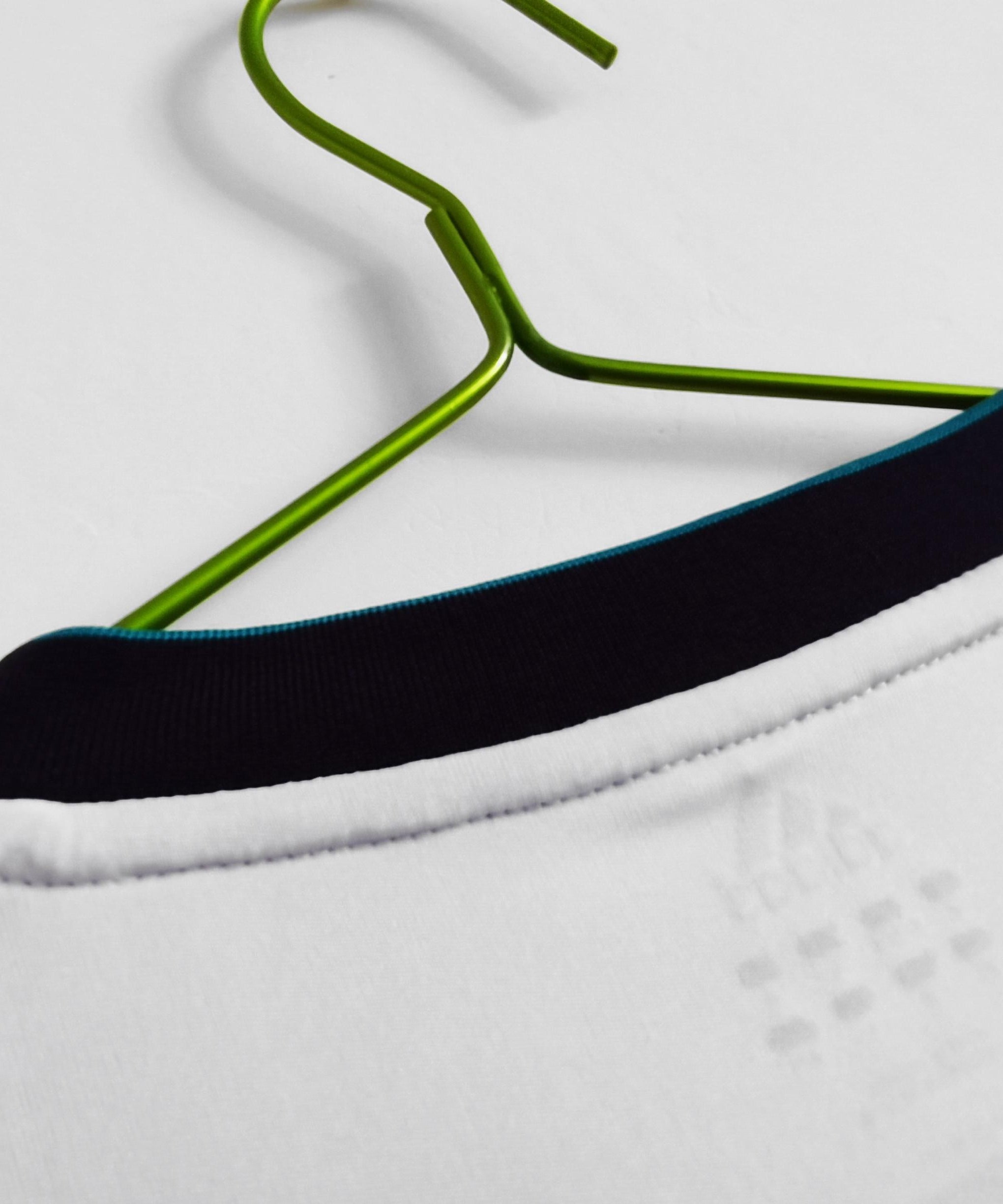 طقم ريال مدريد الأساسي ذو الأكمام الطويلة لموسم 2012-2013 بتصميم كلاسيكي