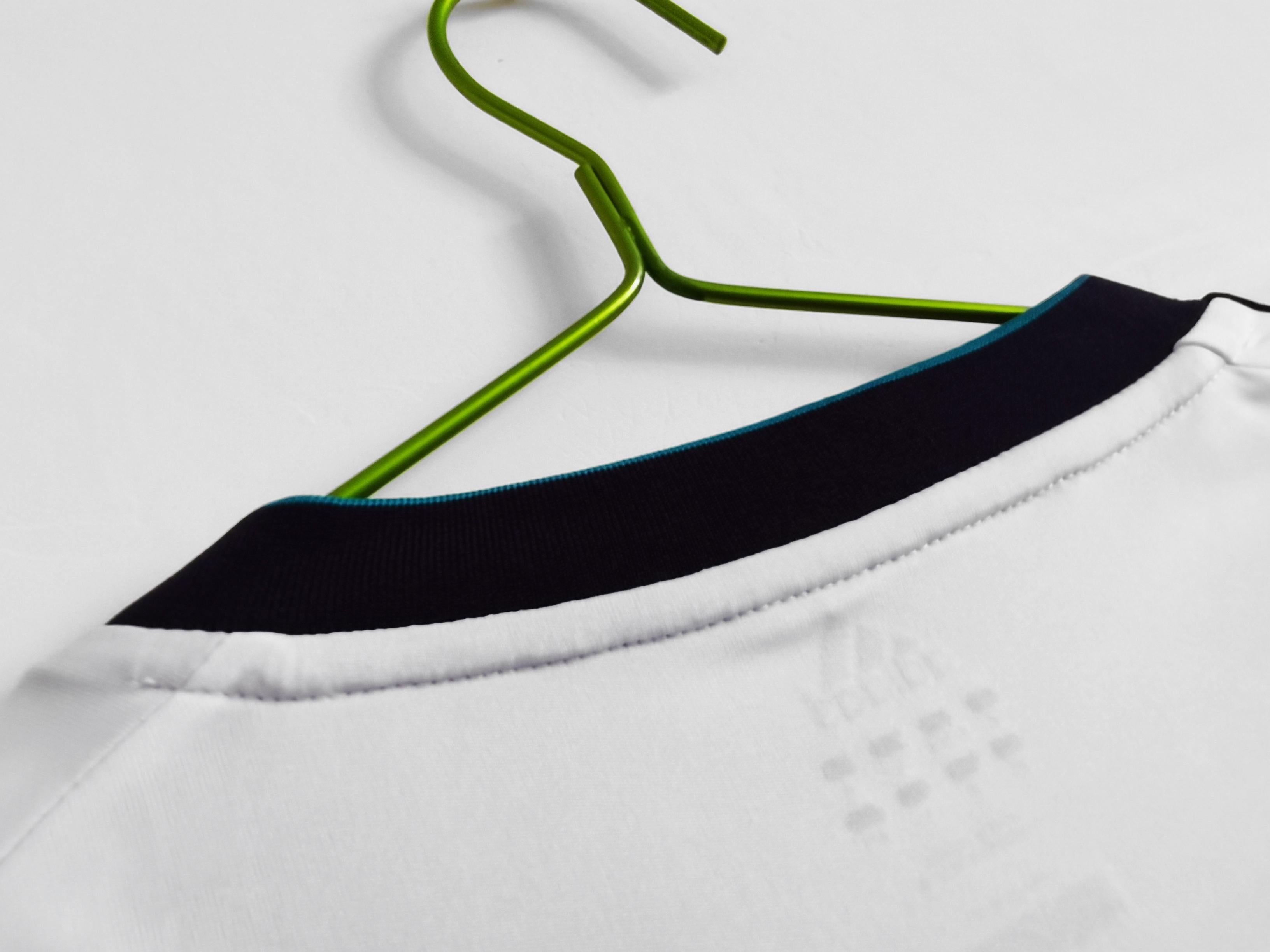 طقم ريال مدريد الأساسي ذو الأكمام الطويلة لموسم 2012-2013 بتصميم كلاسيكي